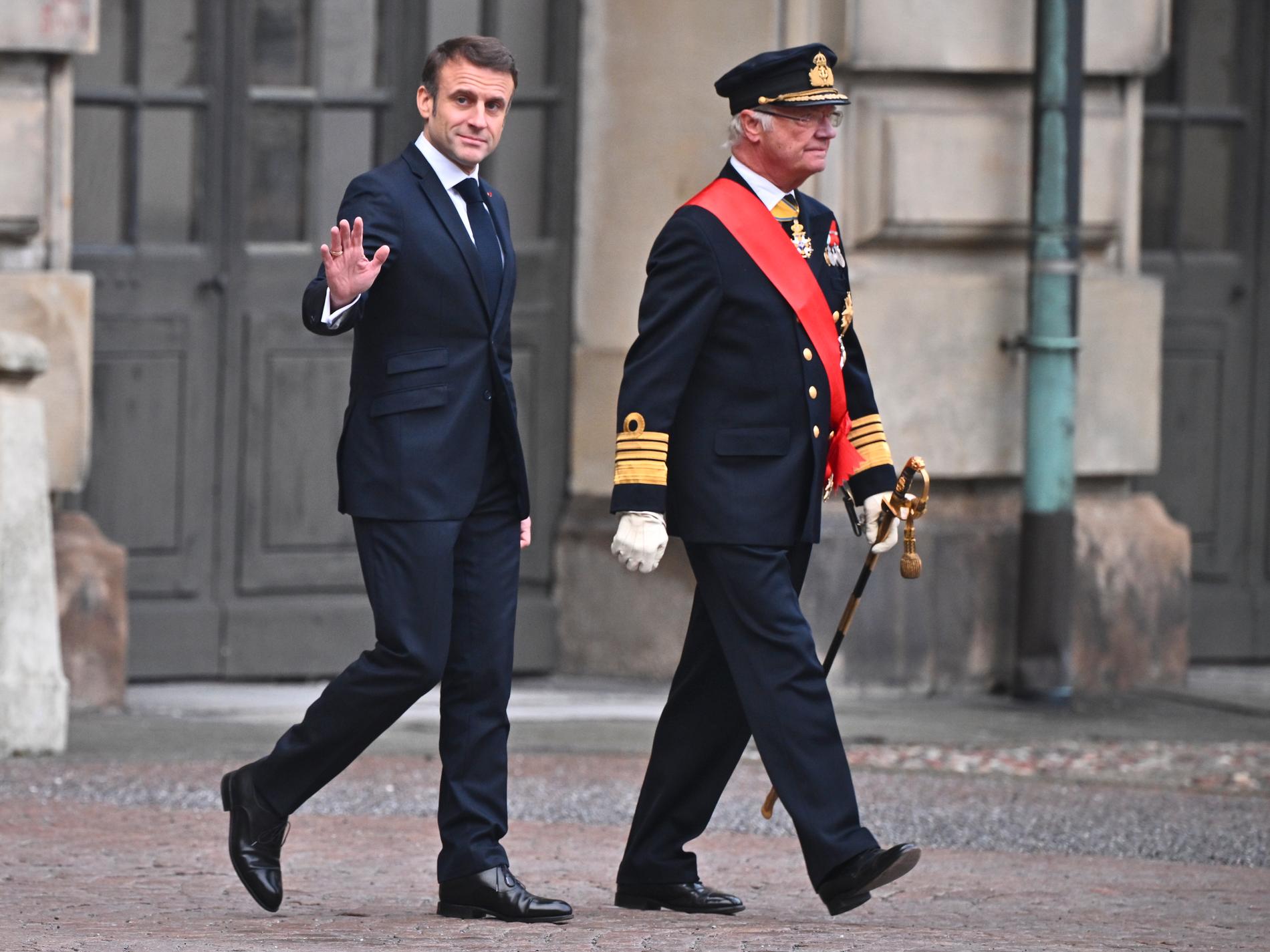 Kungaparet hälsar Macron välkommen