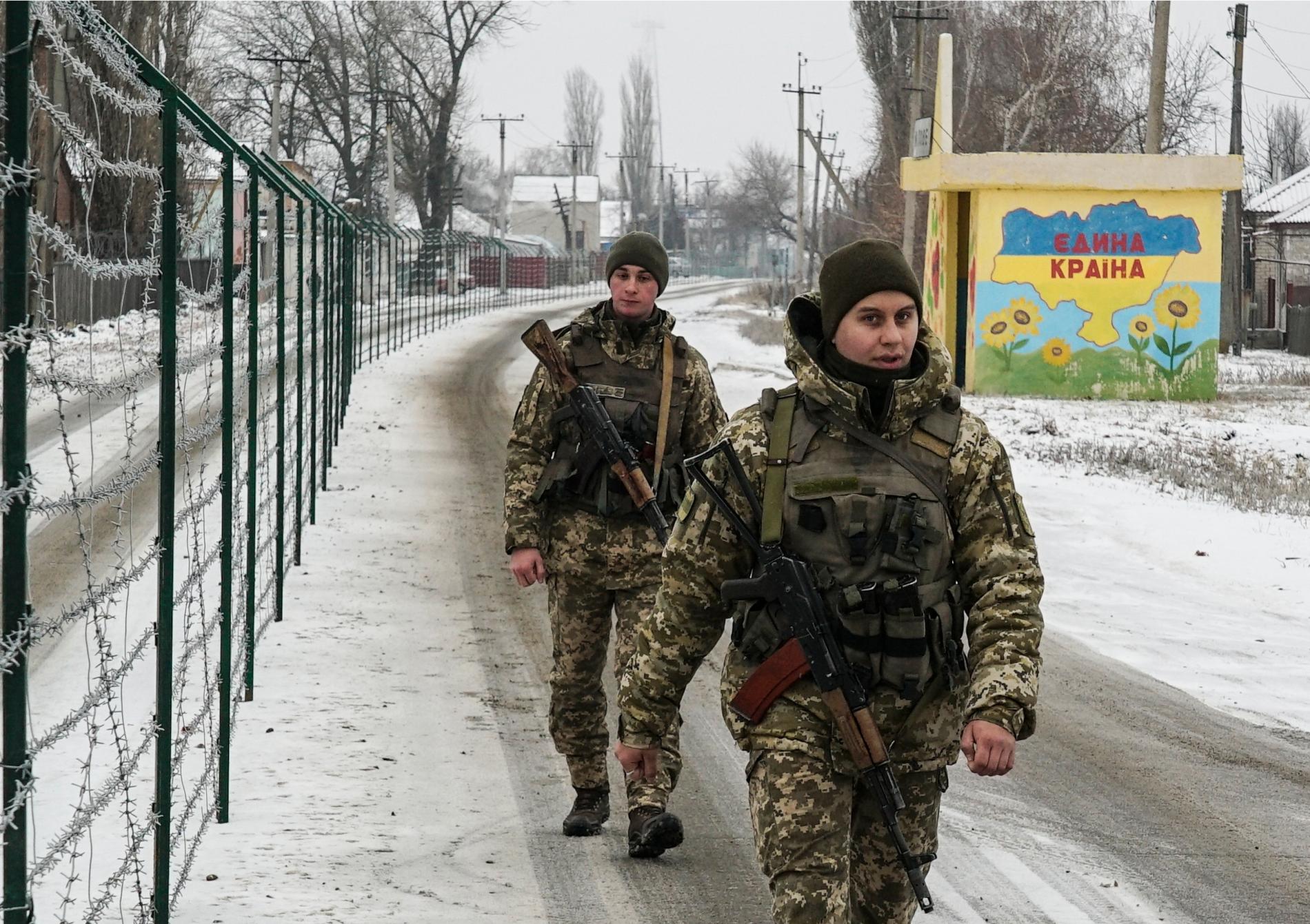 Gränsvakter i Milove i Ukraina i början av december när undantagstillståndet var nytt och många känsliga platser fick stärkt bevakning.