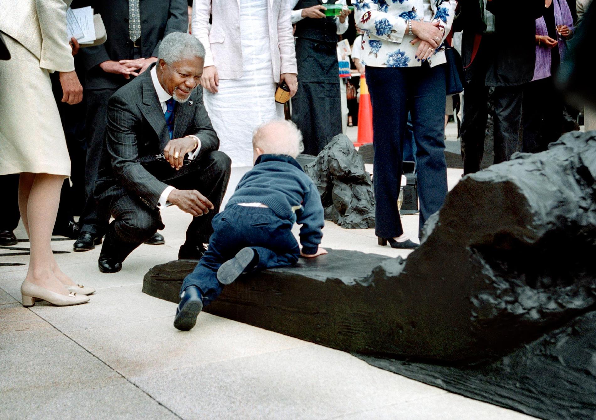 2001: Kofi Annan avtäcker minnesmonumentet över Raoul Wallenberg.