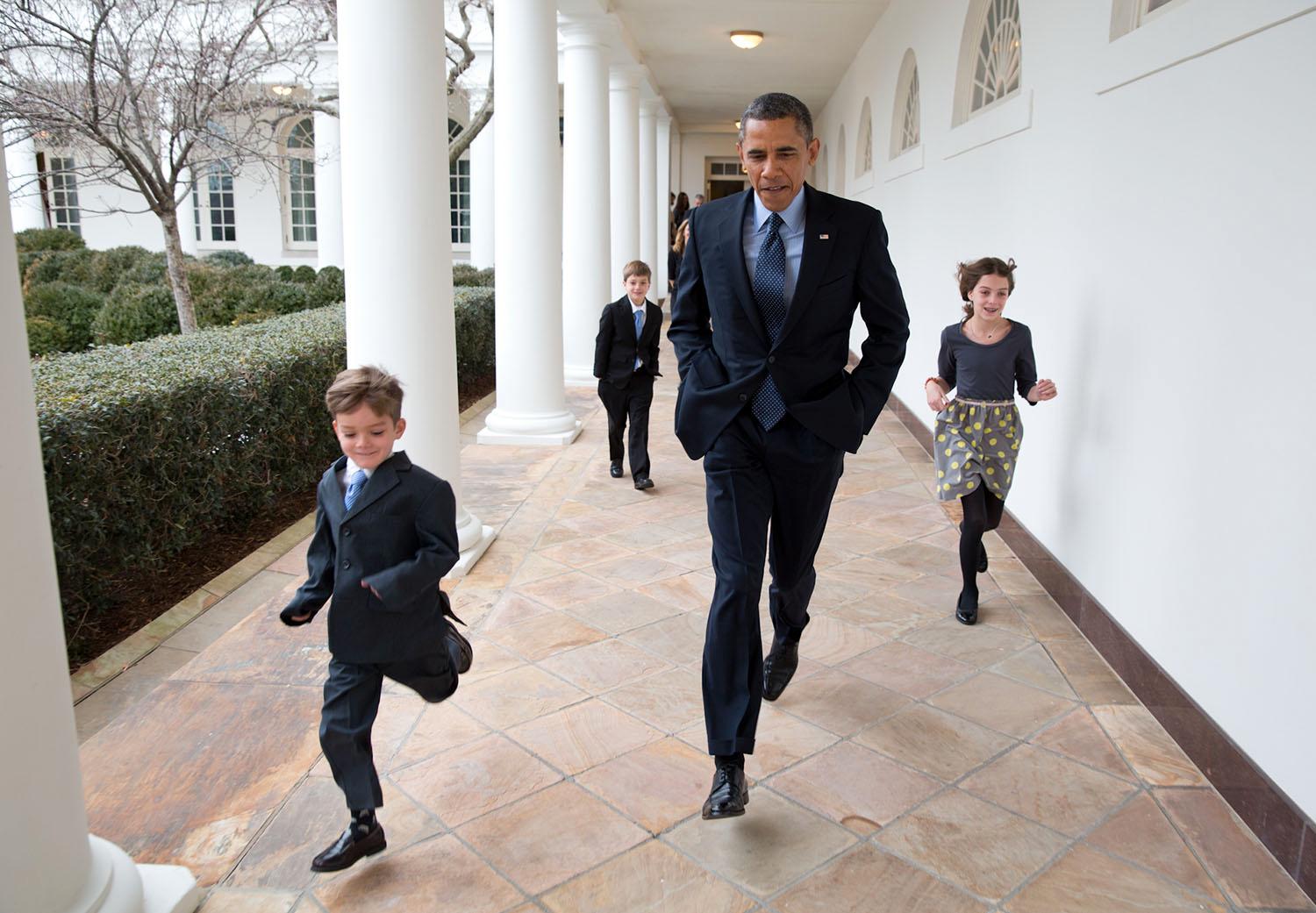 Pete Souzas kommentar: ”En kall dag i januari 2013. Presidenten springer i kapp med Denis ­McDonoughs barn ­mellan Vita husets kolonner för att tillkännage att Denis ska bli ny stabschef.”