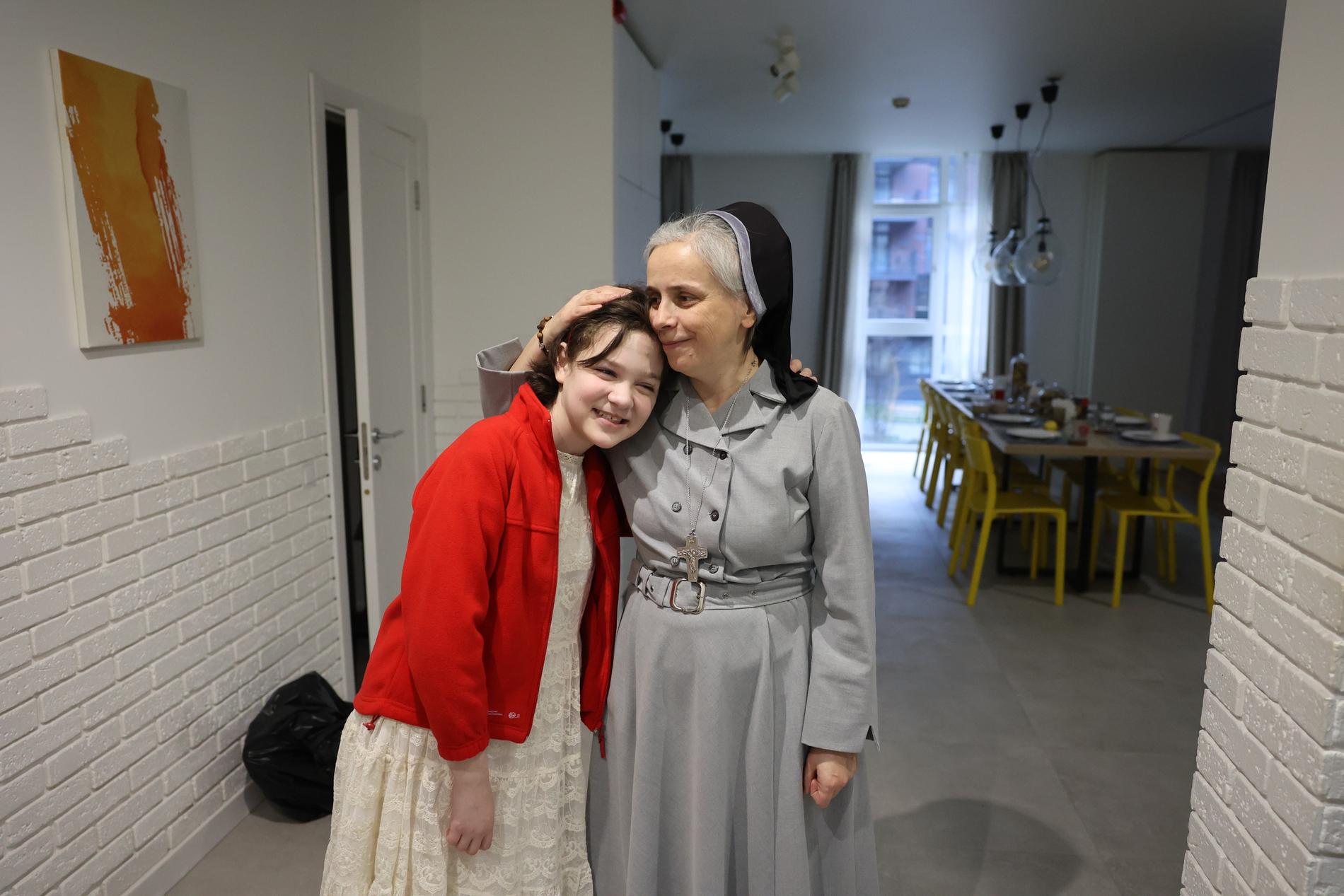 Veronika på barnhemmet med föreståndaren Natalja Fljak, som är katolsk nunna.