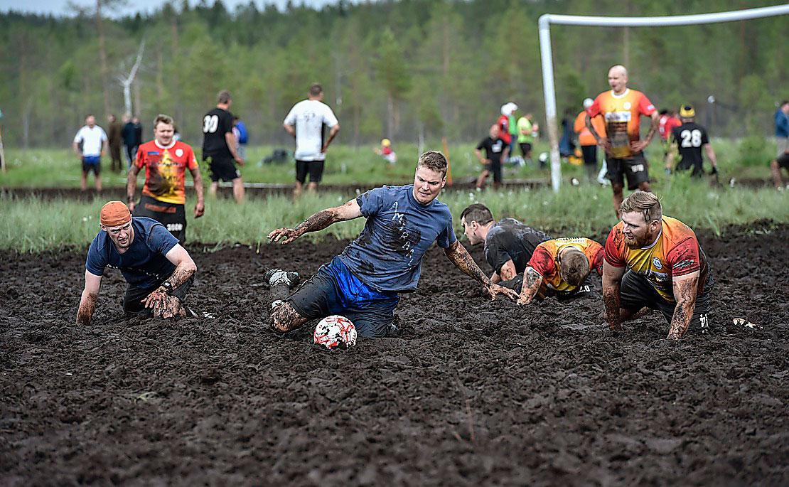 För att hålla formen över sommaren började skidåkarna träna fotboll – i lera. Nu har träningsformen växt till en egen sport: träskfotboll.