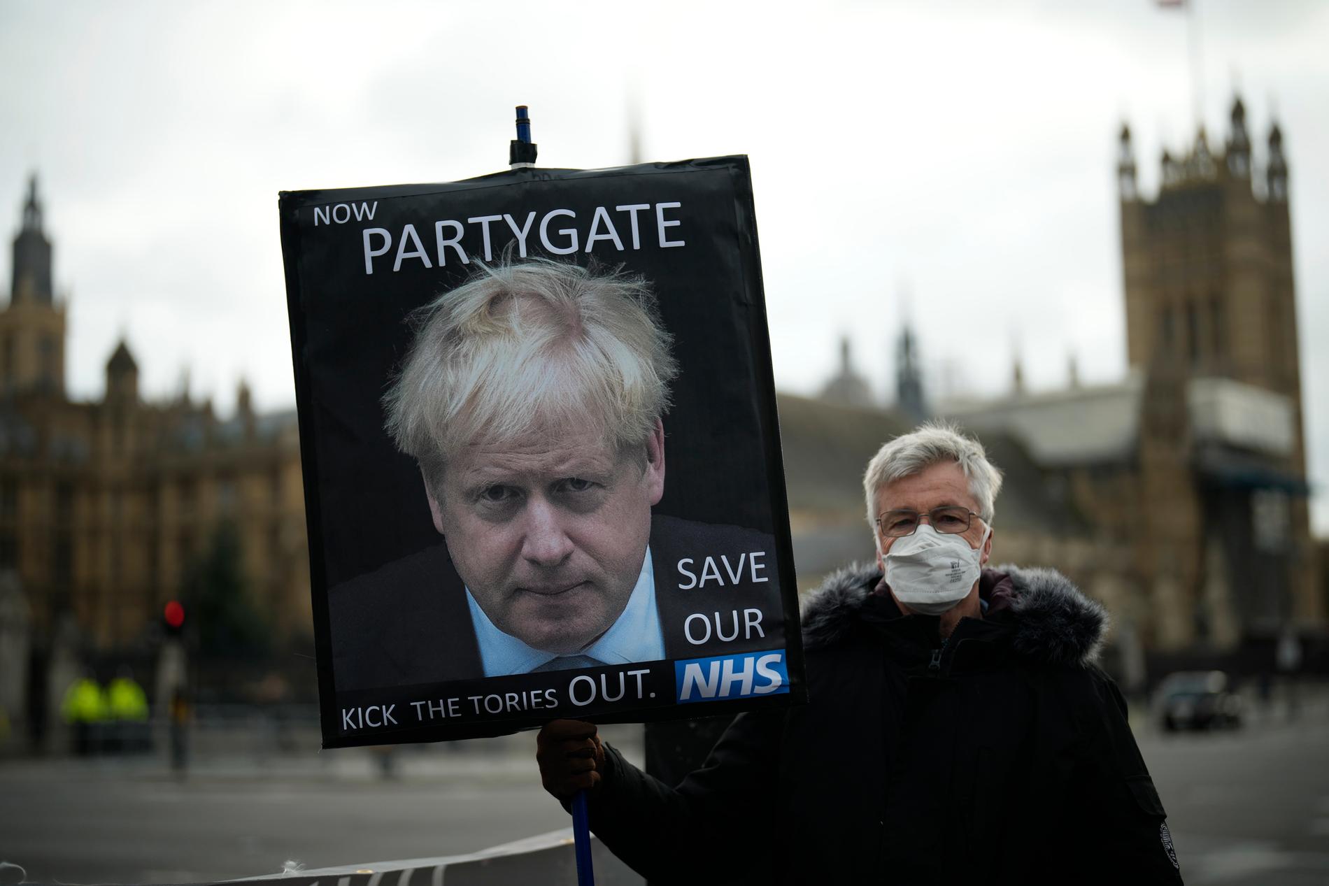 En Tories-motståndare protesterar mot premiärminister Boris Johnson i London. Arkivbild.