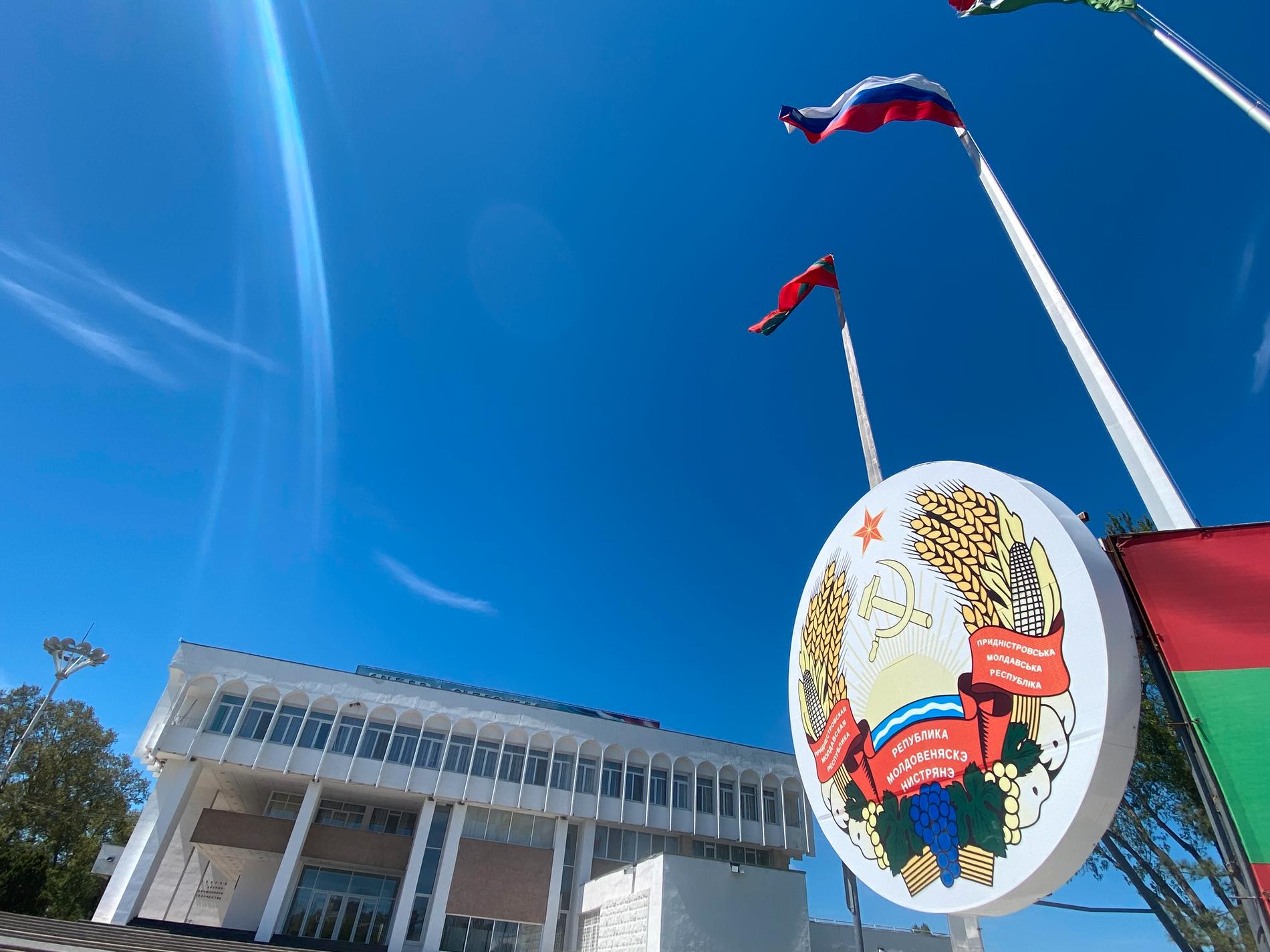 Rysslands och Transnistriens flaggor syns bredvid varandra. 