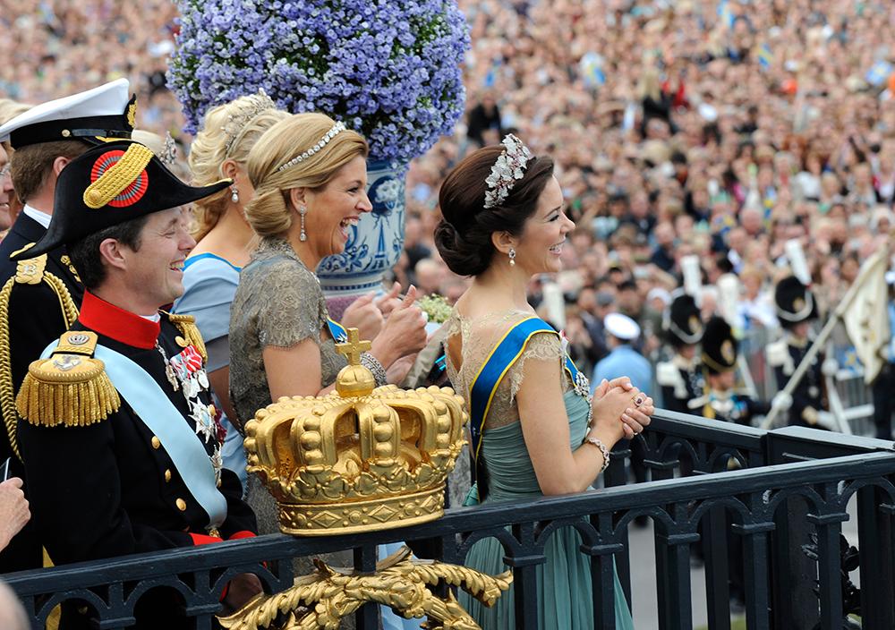 Från vänster ses kronprins Frederik av Danmark, drottning Máxima av Nederländerna och kronprinsessan Mary av Danmark. Bilden togs på kronprinsessan Victorias och prins Daniels bröllop 2010. 