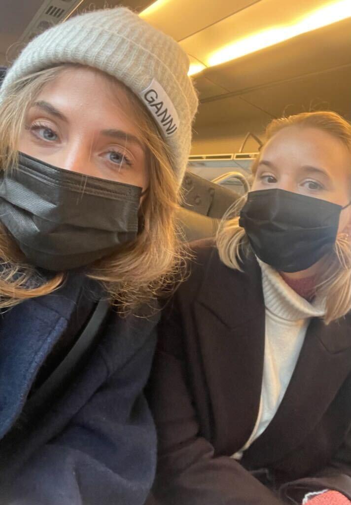 Vännerna Anna och Nina på tåget till Köpenhamn.