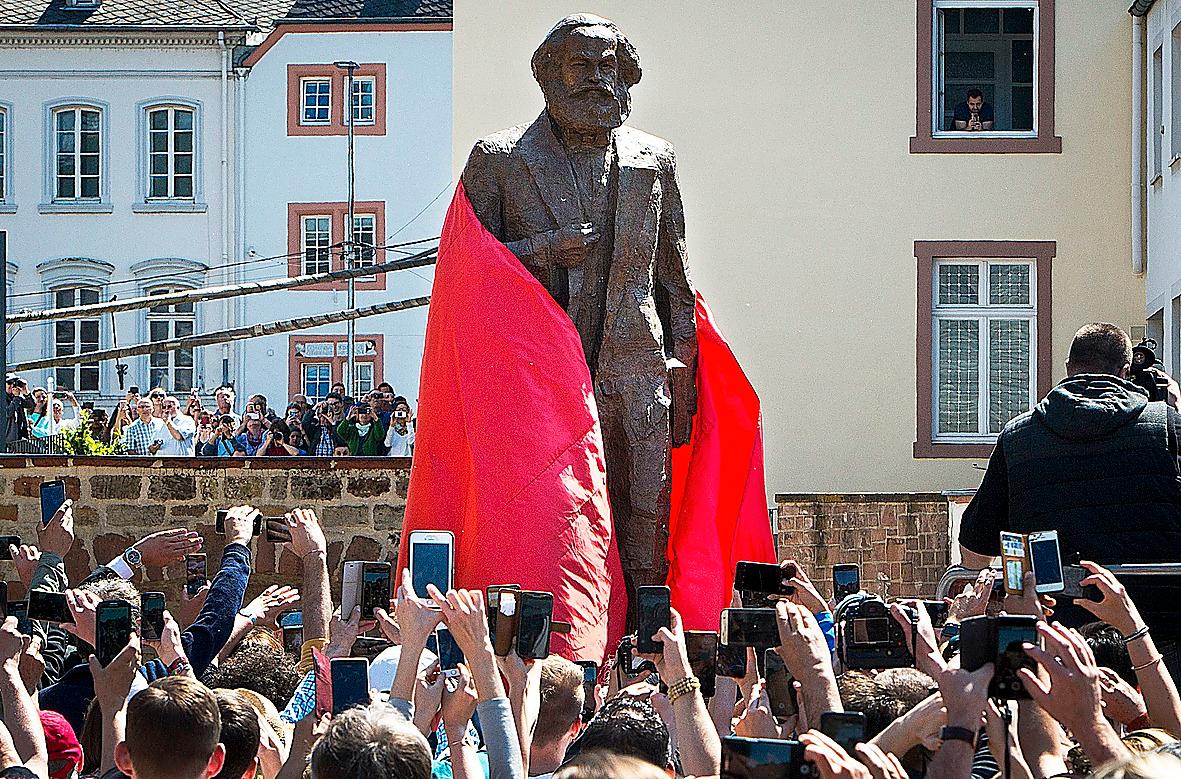 Marx 200-årsjubileum blev ett propagandanummer för Kina – en av de mest brutala kapitalistiska regimerna i världen, skriver Per Leander apropå avtäckningen av nya Karl Marx statyn i tänkarens födelsestad Trier.