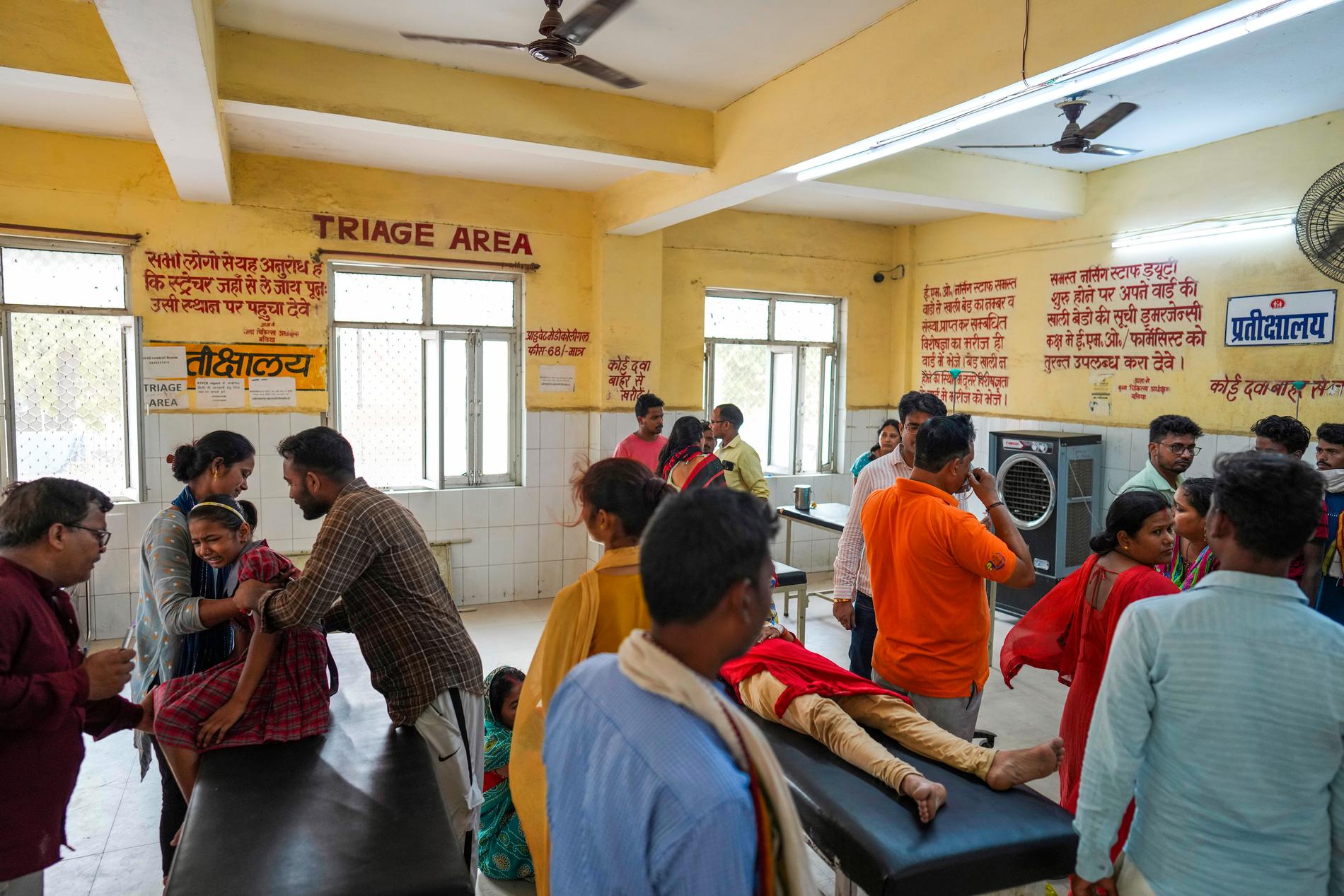Människor söker vård på ett sjukhus i Ballia i Indien i värmens spår.