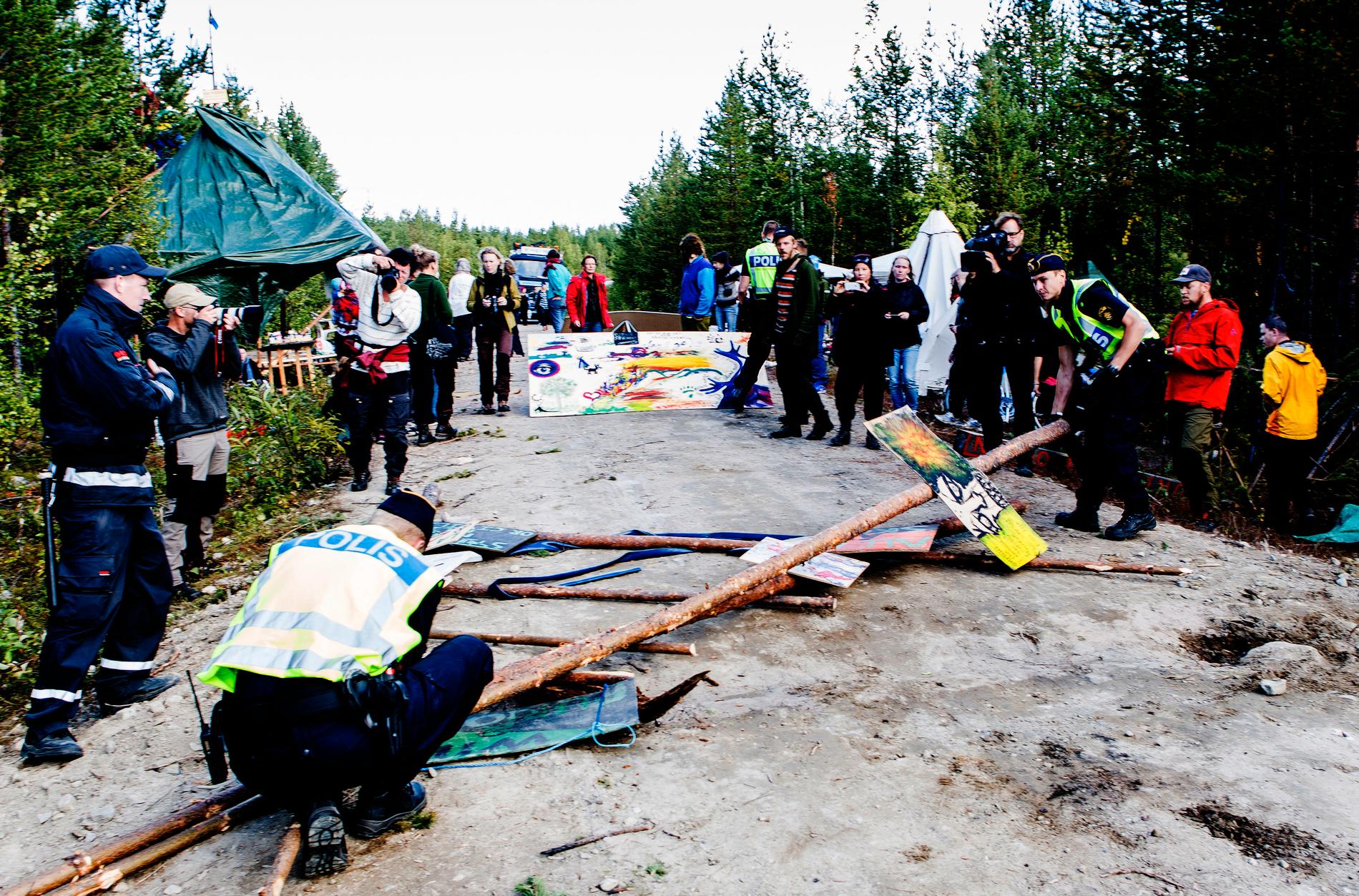 Bolaget Beowulf Minings planer på att bryta järnmalm vid Kallak i Norrbotten har mötts av protester, här en aktion 2013. Sedan två år är det regeringen som har ärendet om tillstånd på sitt bord och en riksdagsledamot från M KU-anmäler regeringen för att vara senfärdig. Arkivbild.
