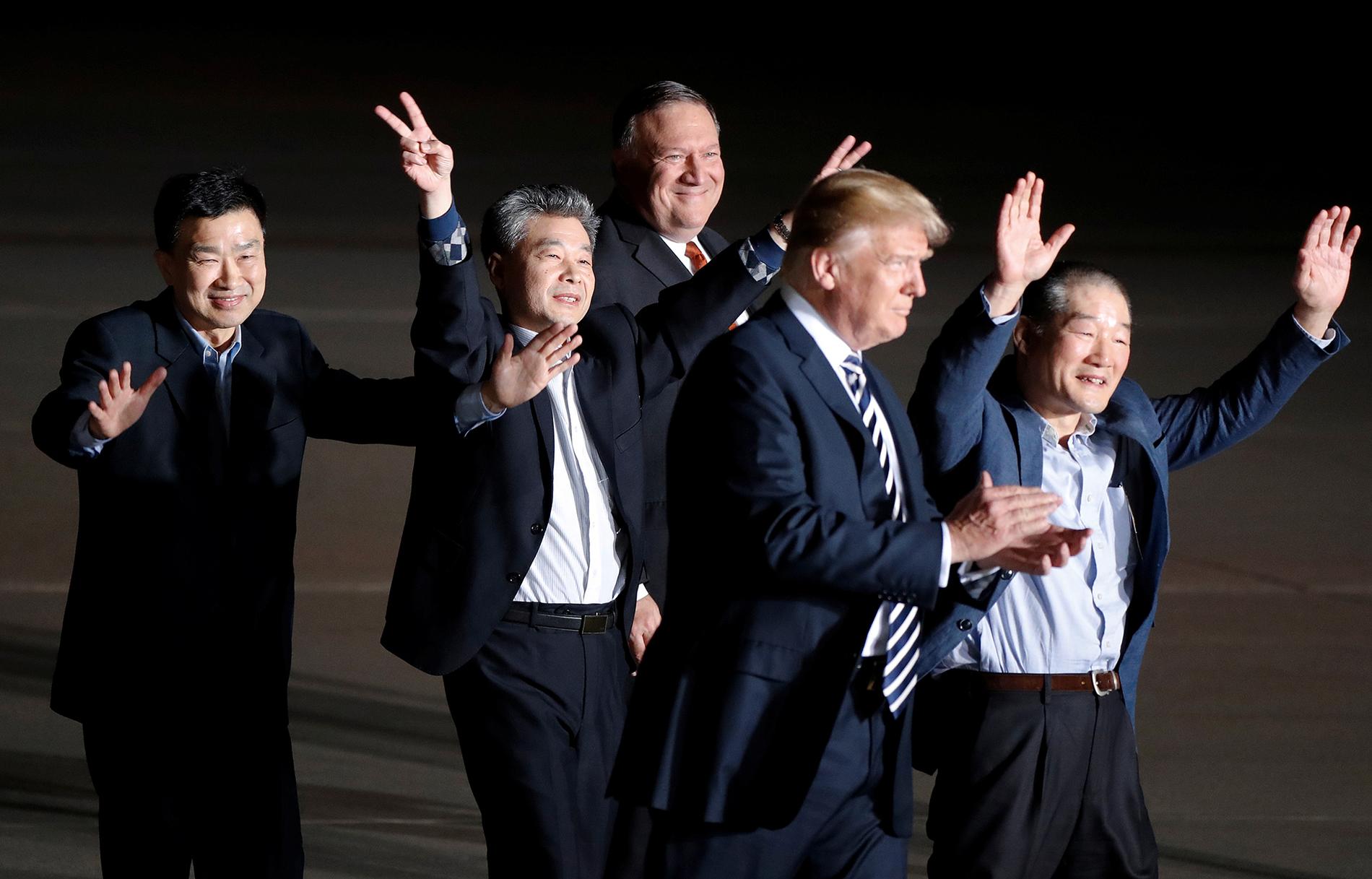 USA:s president Donald Trump och utrikesminister Mike Pompeo tar emot de tre amerikaner som suttit fängslade i Nordkorea.