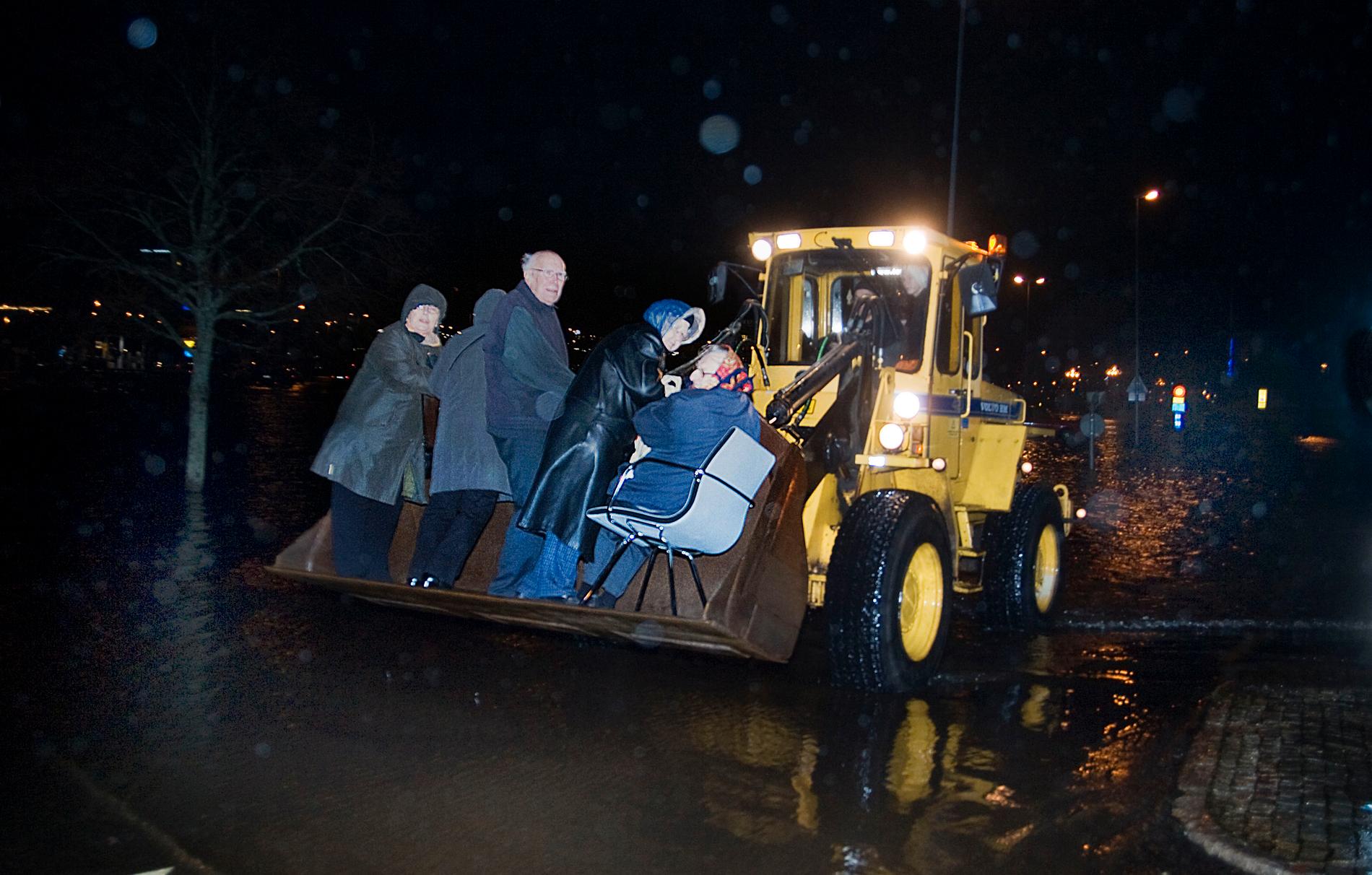 (H)julbordsräddade I Uddevalla tvingades julbordsfirare att evakueras med hjullastare.