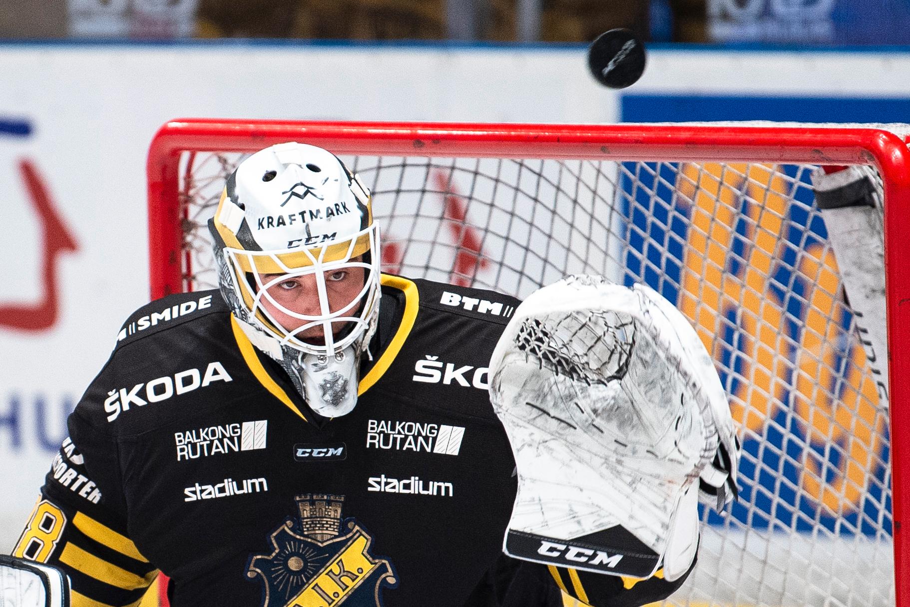 AIK:s Johannes Jönsson uppvaktas av Oskarshamn.