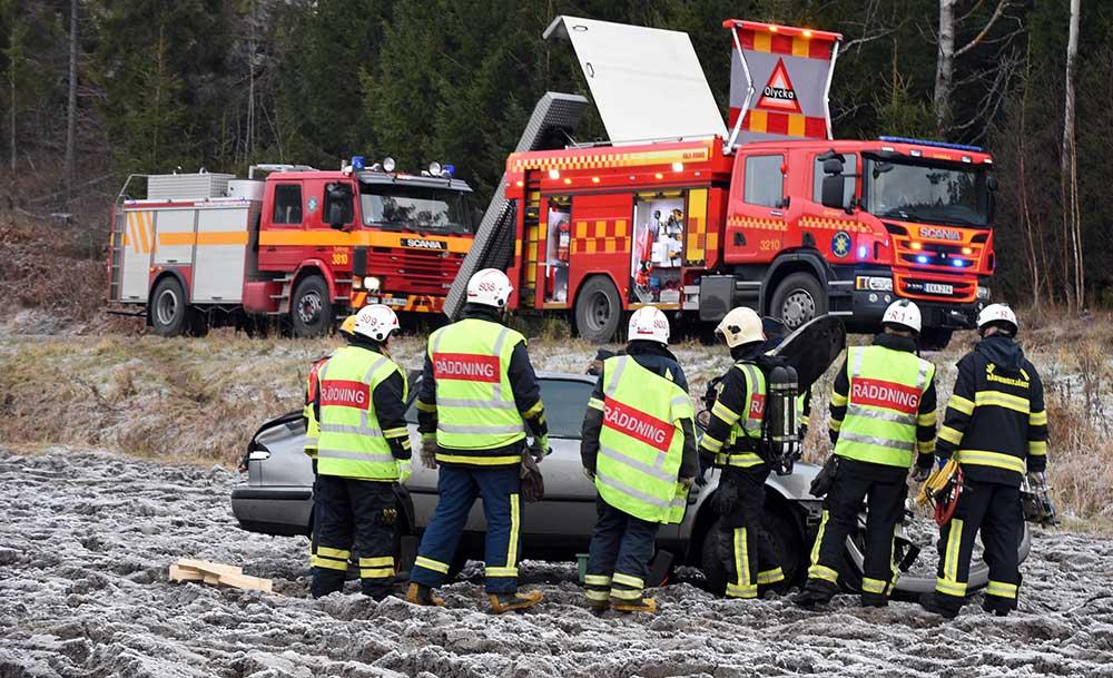Vid 08-tiden körde en ung man av vägen på en åker strax söder om Tystberga, i Södermanland. Mannen var medvetande efter olyckan och klarade sig med lindriga skador.