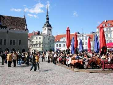 Turisterna trängs på Rådhustorget i gamla stan i Tallinn. Det finns mycket att se i denna medeltida stadskärna, som är så liten att man lätt kan gå dit man ska.