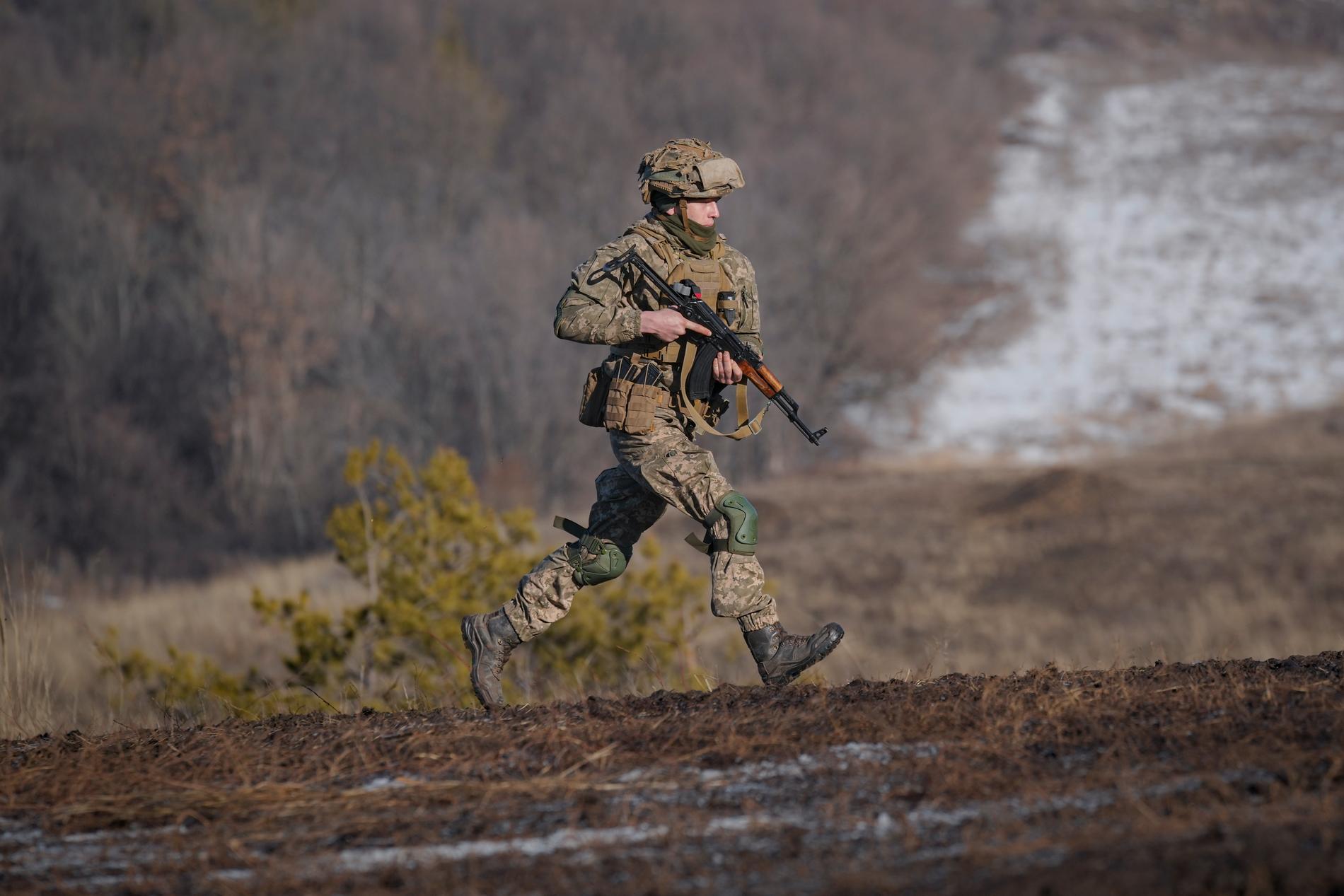En ukrainsk soldat under en militärövning i Donetsk-regionen tisdagen den 15 februari.
