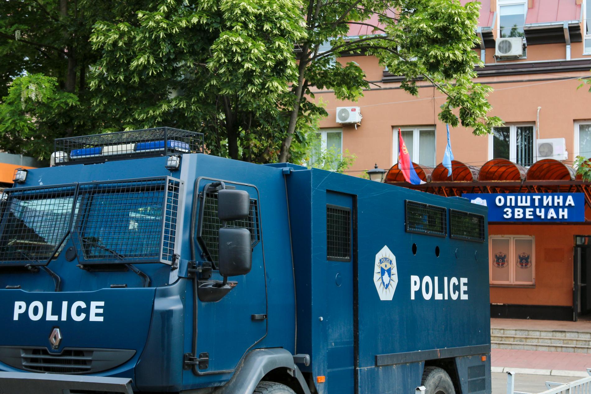 Polisen bevakar en offentlig byggnad i staden Zvecan.