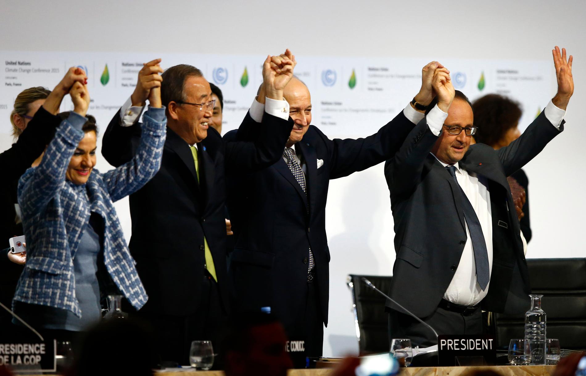FN:s klimatchef  Christiana Figueres , FN-chefen Ban ki-Moon, Frankrikes utrikesminister Laurent Fabius och Frankrikes president Francois Hollande jublar efter klimatavtalet.