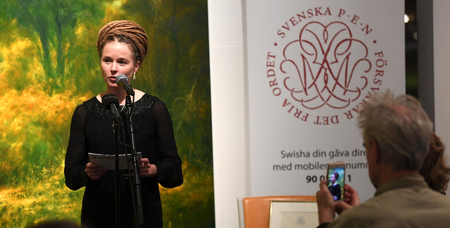 Kulturminster Amanda Lind delar ut Tucholsky-priset till Gui MInhai igår kväll