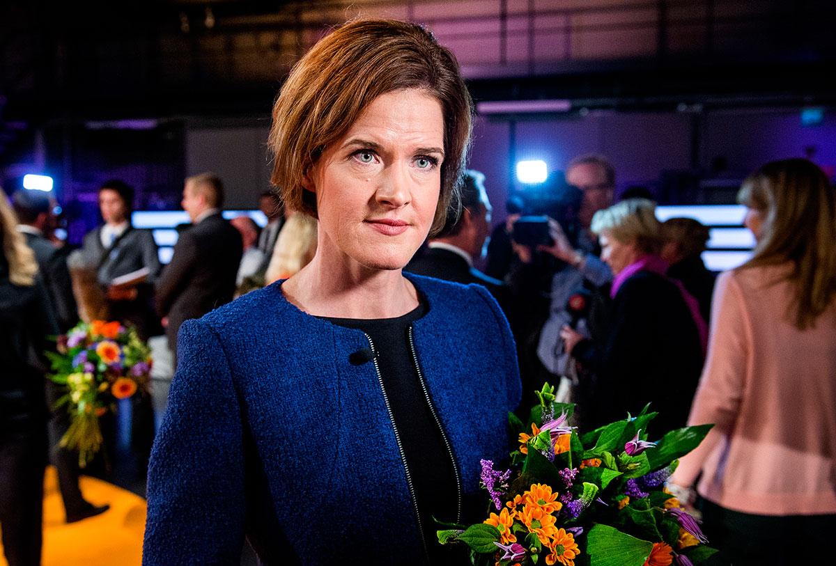 HALKAR EFTER Moderaterna har gått allt sämre i opinionen sedan Anna Kinberg Batra valdes till partiledare. Centerpartiets Annie Lööf har högre personligt förtroende bland väljarna.