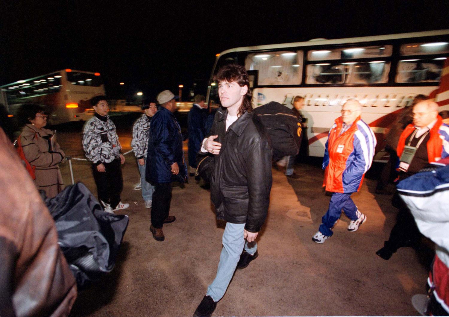 Jagr anländer med Tjeckiens OS-lag till Nagano 1998.