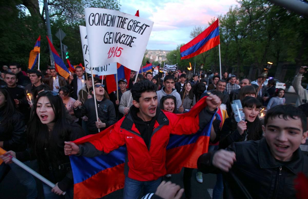Minnesmarsch Tusentals armenier deltog i april i ett demonstrationståg för att hedra de cirka 1,5 miljoner armenier som dödades av turkar för 98 år sedan. Armeniens historia skildras i Varujans Vosganians roman ”Viskningarnas bok”.