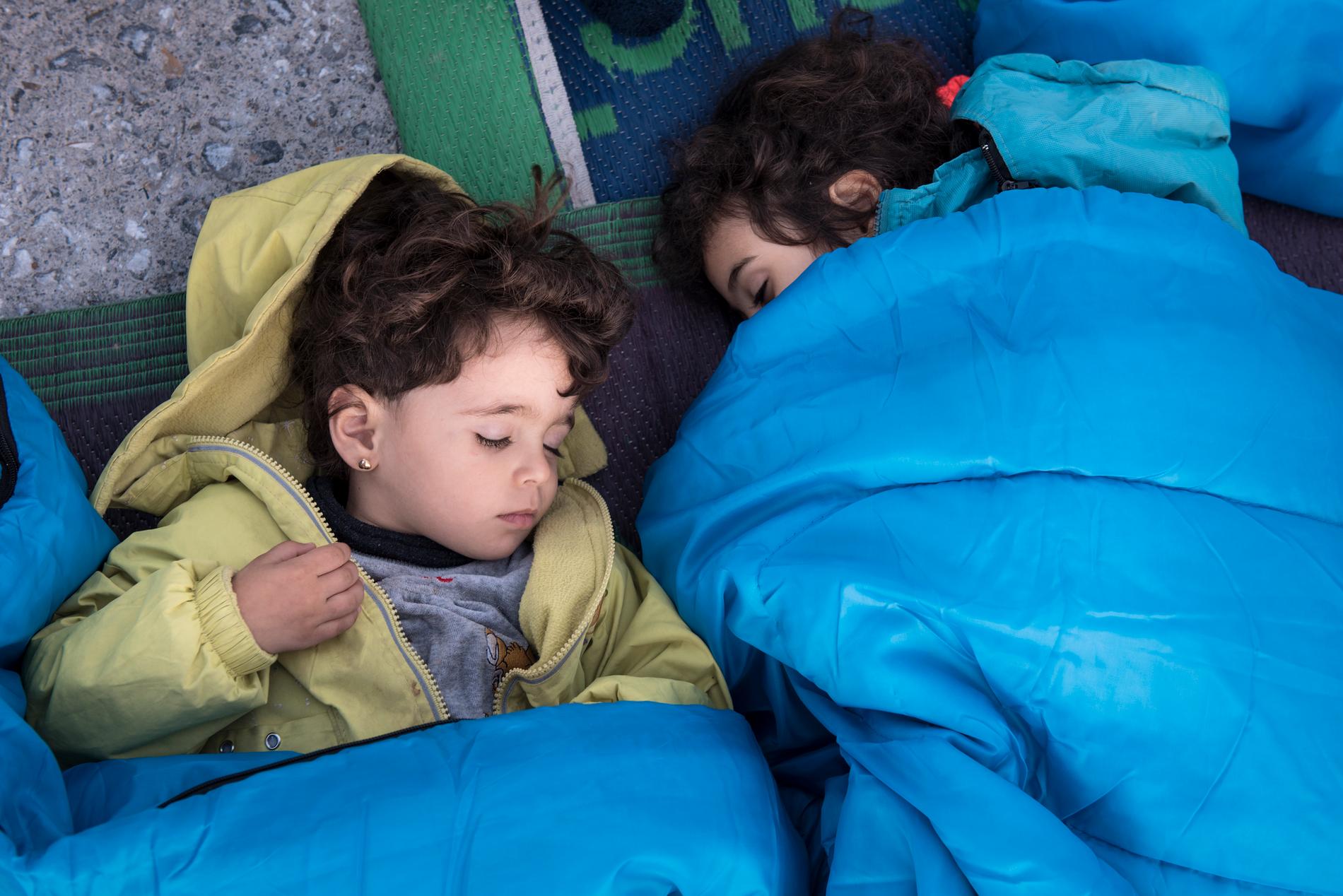 Farah och Bisan sover på kajen i Samos hamn