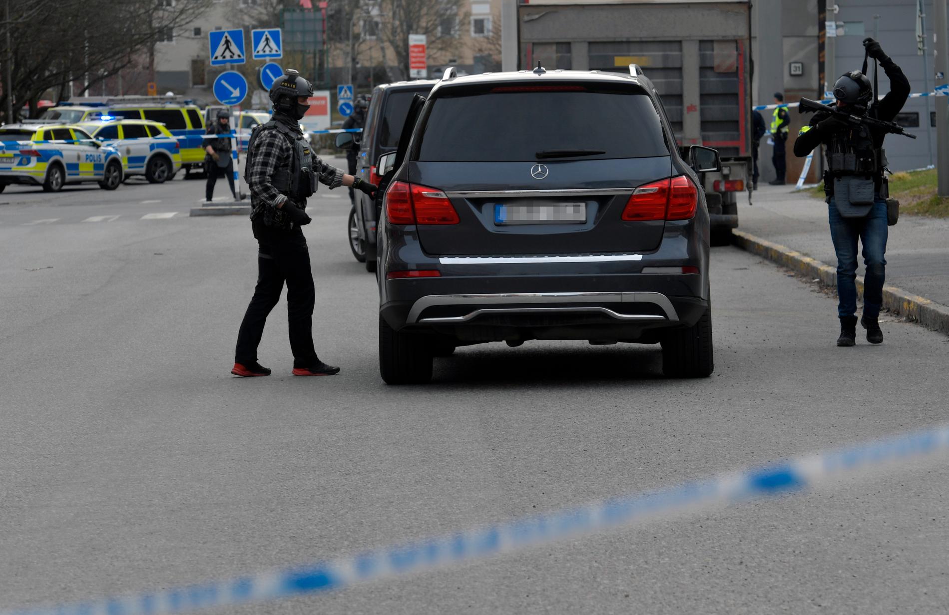 En stor polisinsats pågår just nu efter en skottlossning i Vällingby i västra Stockholm.