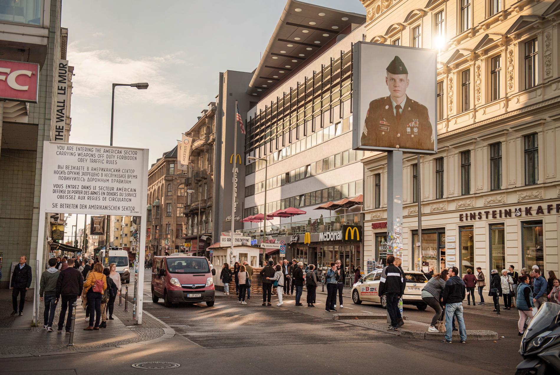 Det säljs fler små murbitar och östtyska uniformsmössor vid Checkpoint Charlie än någonsin.