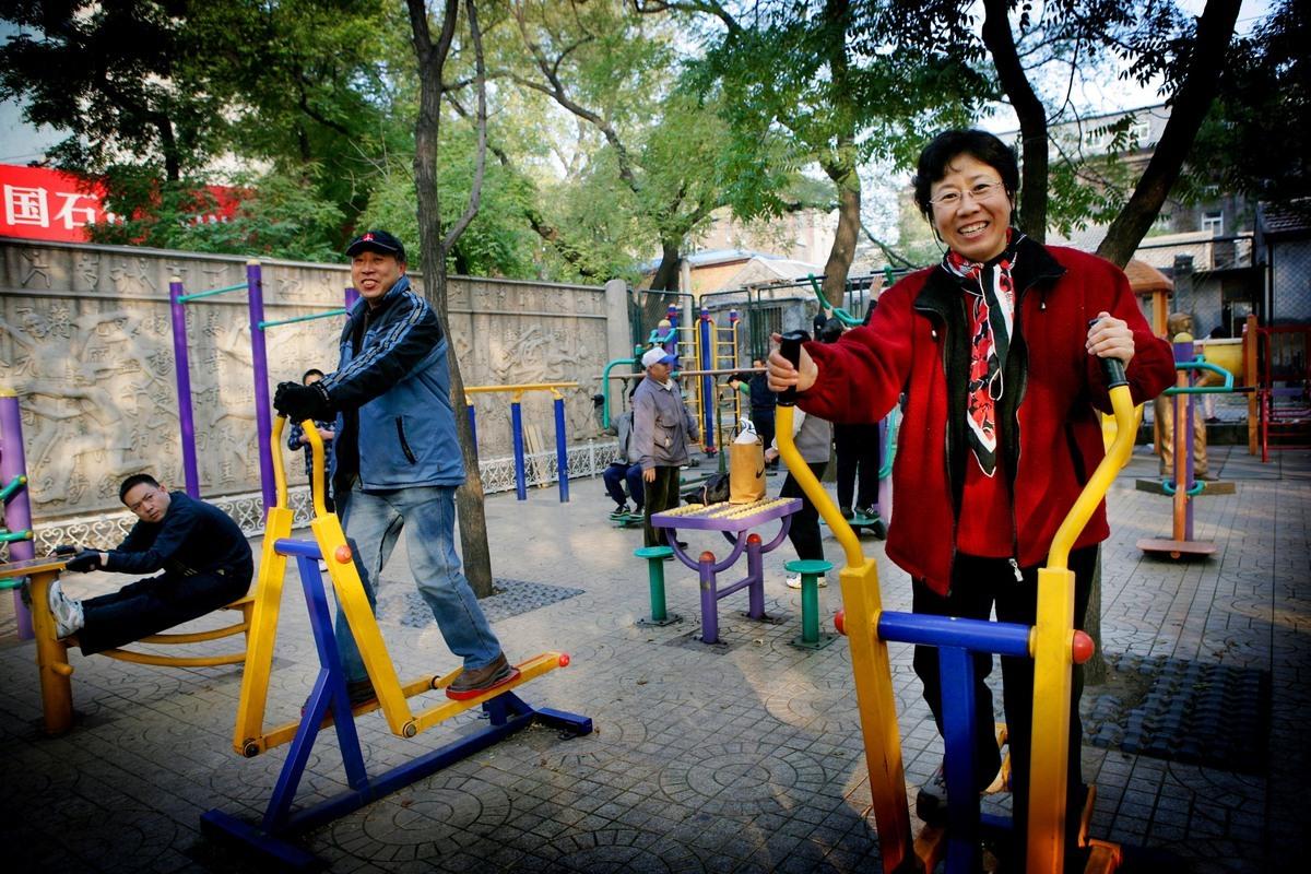 Efter joggingturen i maskinerna ska Sun Yangchong och hennes man gå till Jingshanparken för att sjunga och spela munspel.