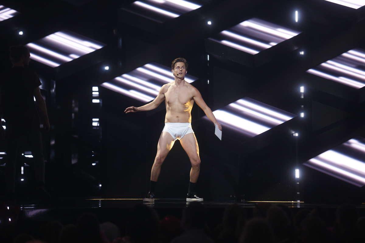 David Lindgren kastar kläderna i Melodifestivalen.