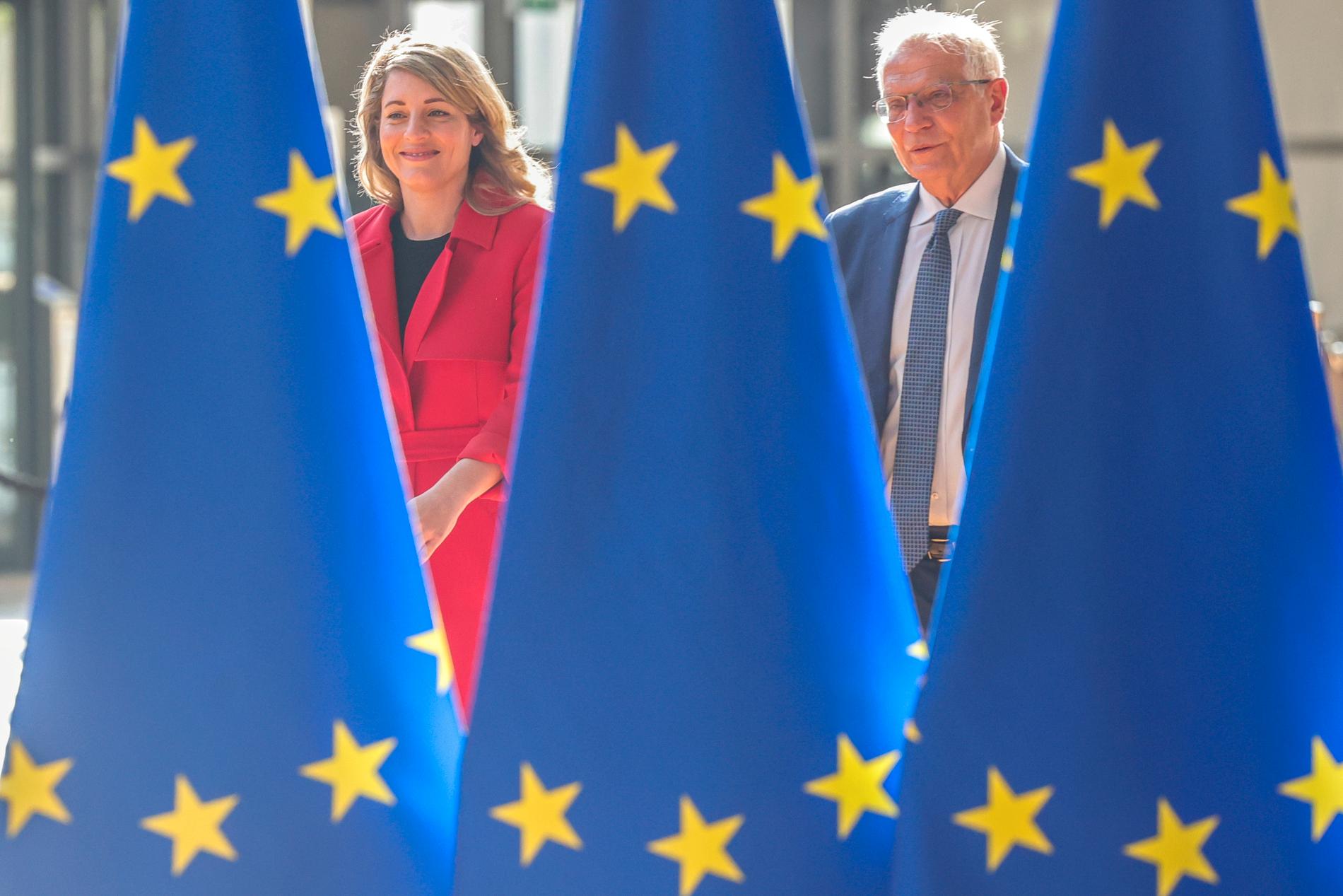Kanadas utrikesminister Mélanie Joly och EU:s utrikeschef Josep Borrell på väg in till måndagens möte i Bryssel.