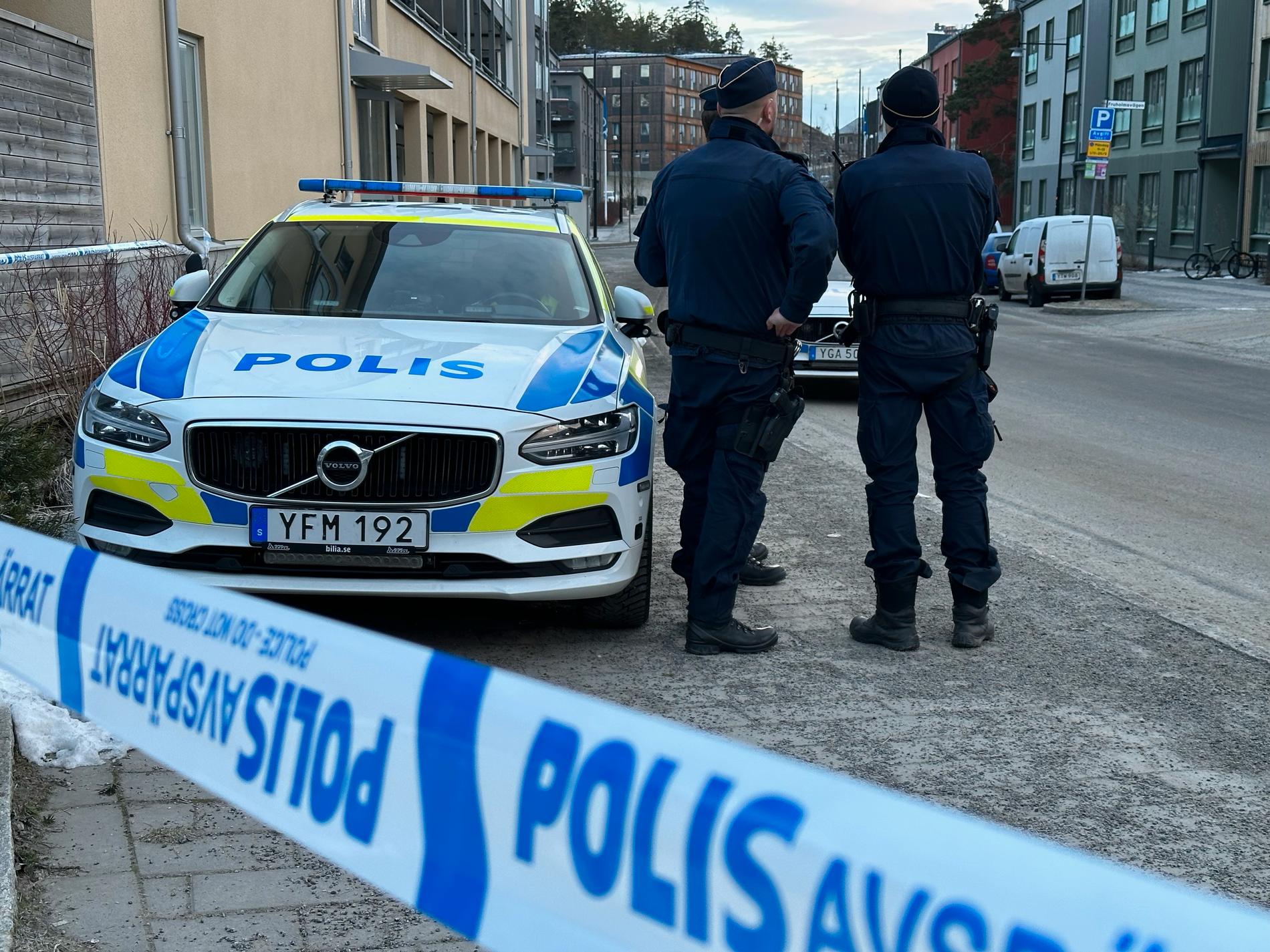 Polisen på plats i Haninge söder om Stockholm.