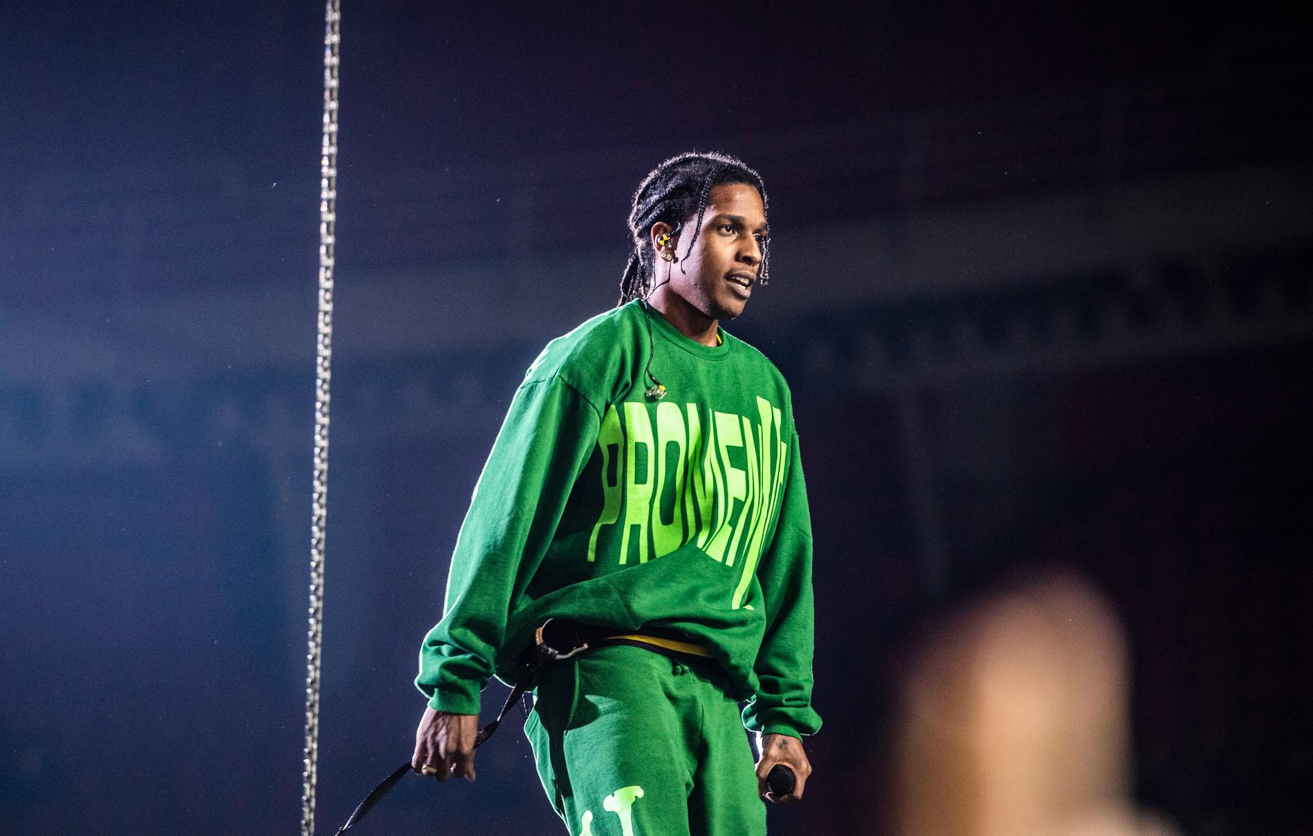 Asap Rocky på scen i Globen i Stockholm 2019. Han uppträdde i de gröna kläder han designat för de intagna på Kronobergshäktet.