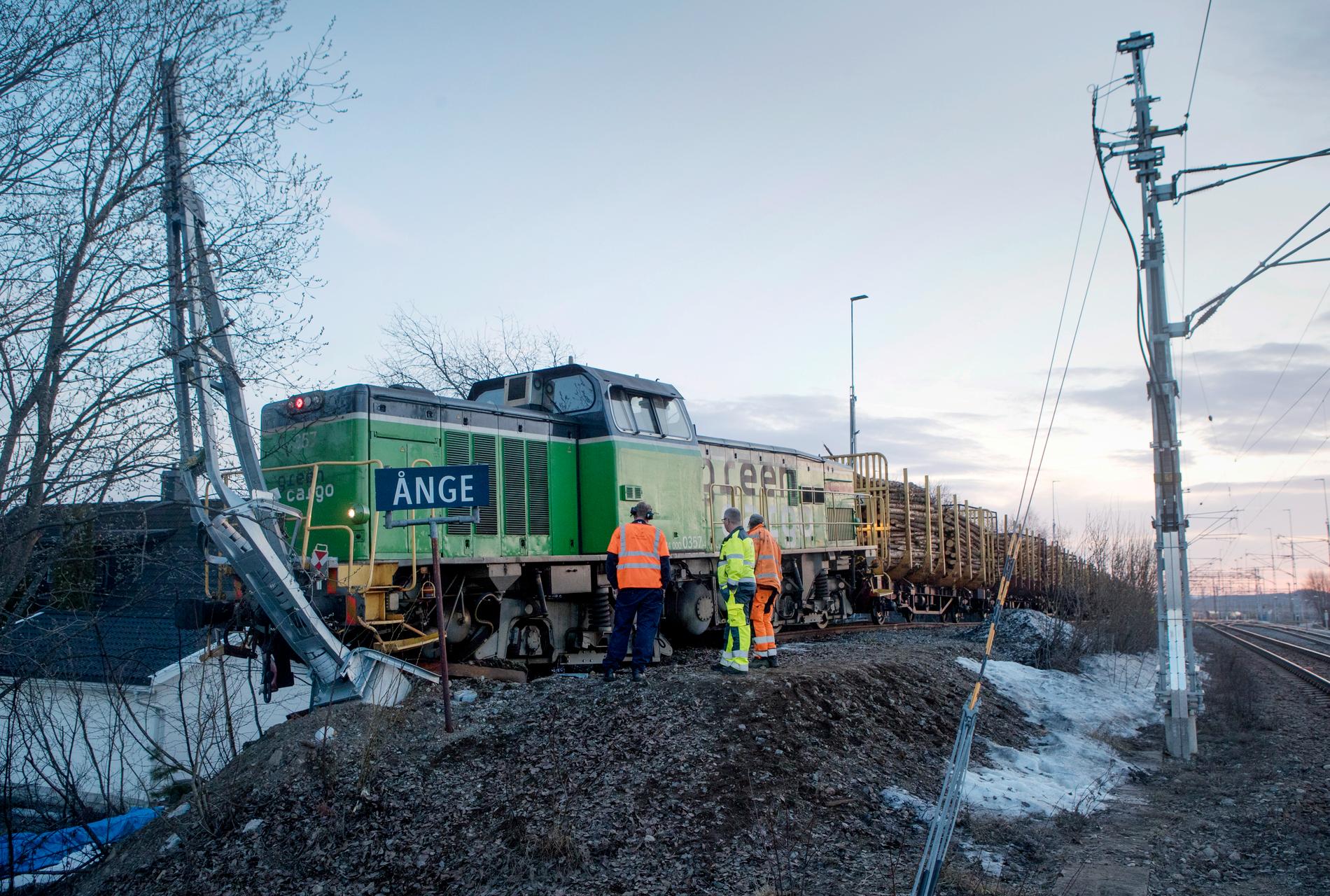 Ett tåg med timmer spårade ur i Ånge centrum och riskerade att välta ner i bostadsområdet.