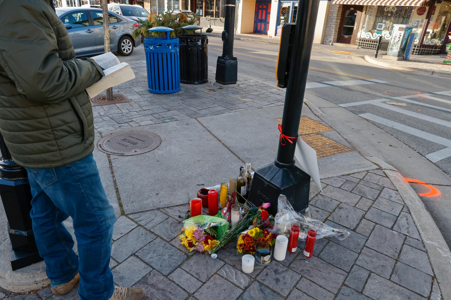 Ett av minnesmärkena för de som dödades när en bil körde rakt in i en julparad i Milwaukeeförorten Waukesha.