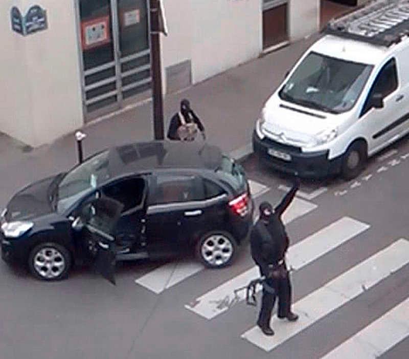 Terroristerna Bröderna Kouachi gick in på satirtidningen Charlie Hebdos redaktion i Paris och öppnade eld. Totalt dödade de 12 personer i attentatet 7 januari.