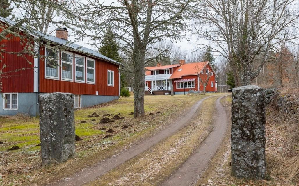 Rövaremålas gamla skola i Högsby på 229 kvadratmeter. Utgångspris: 895 000 kronor. Säljs via Fastighetsbyrån. 