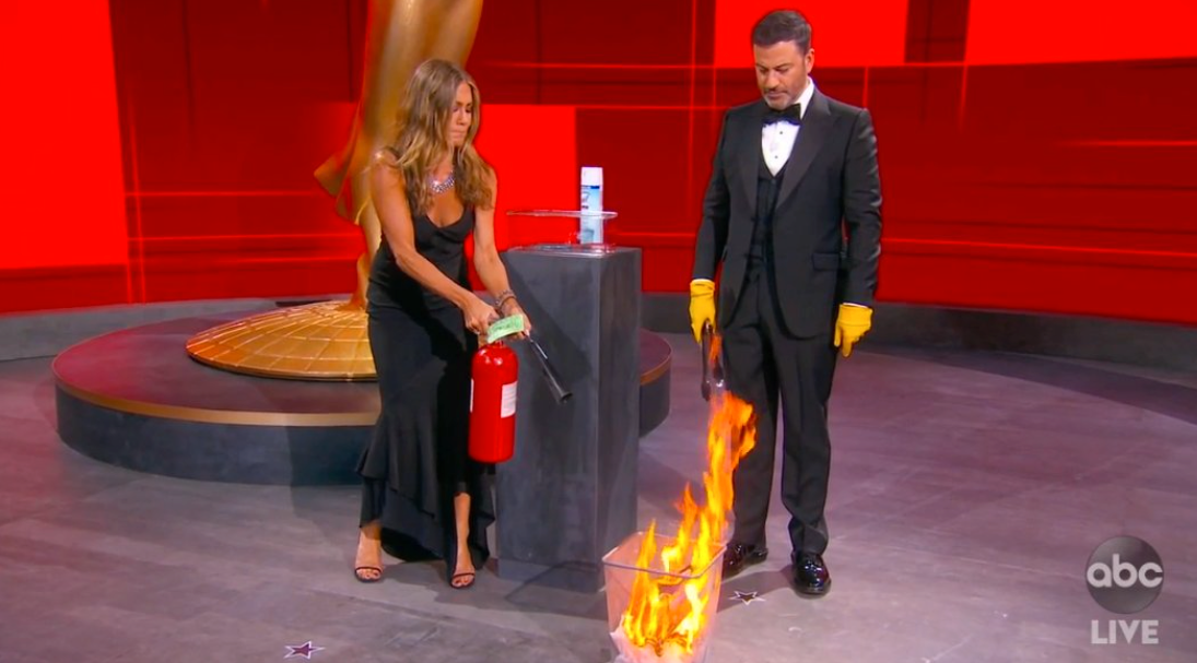 Jennifer Aniston släckte bokstavlig brand.