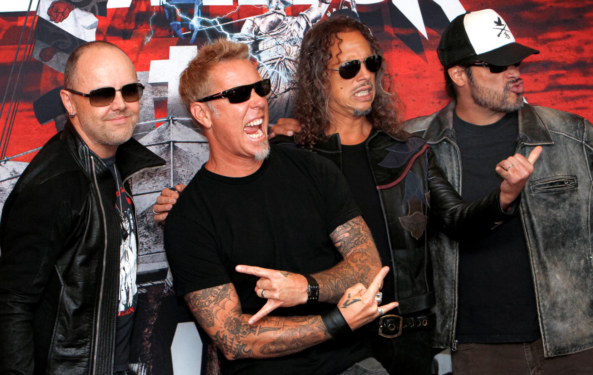 Metallica tvingas ställa in sin turné efter att sångaren James Hetfield lagts in på rehab.