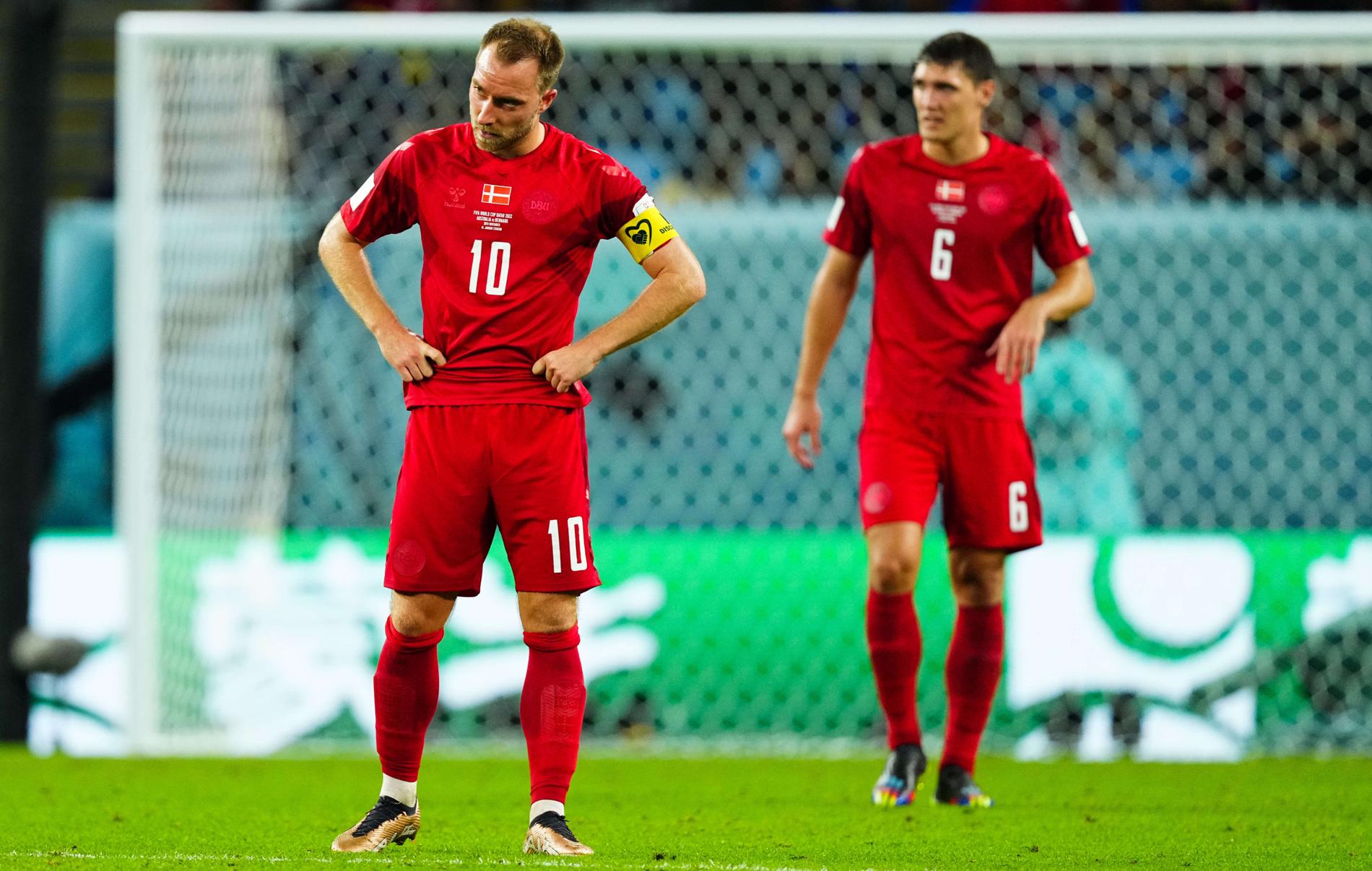Danmark deppar under matchen mot Australien.