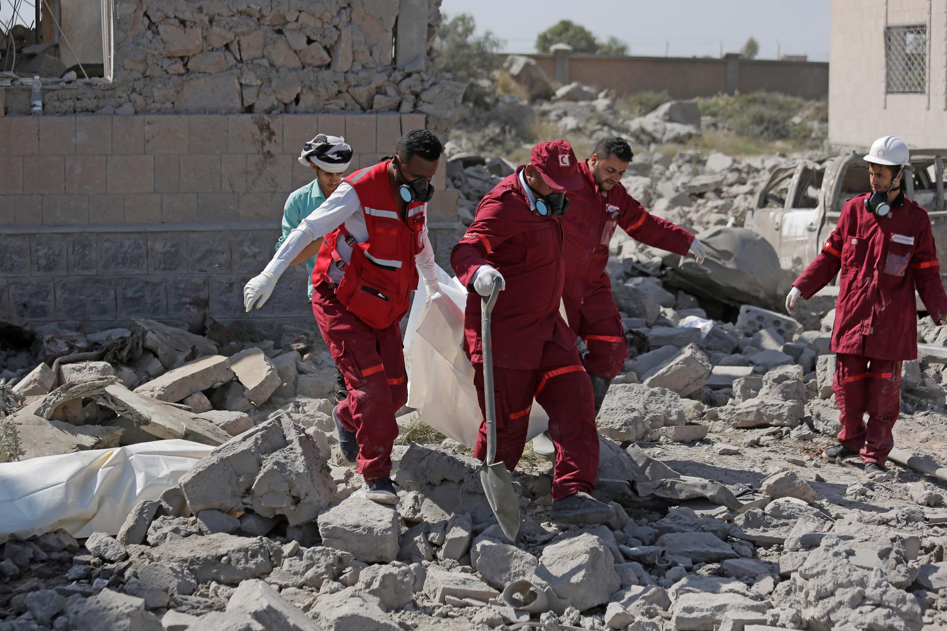 Räddningsarbetare gräver fram kroppar efter ett saudisklett flyganfall mot staden Dhamar i Jemen. Arkivbild.