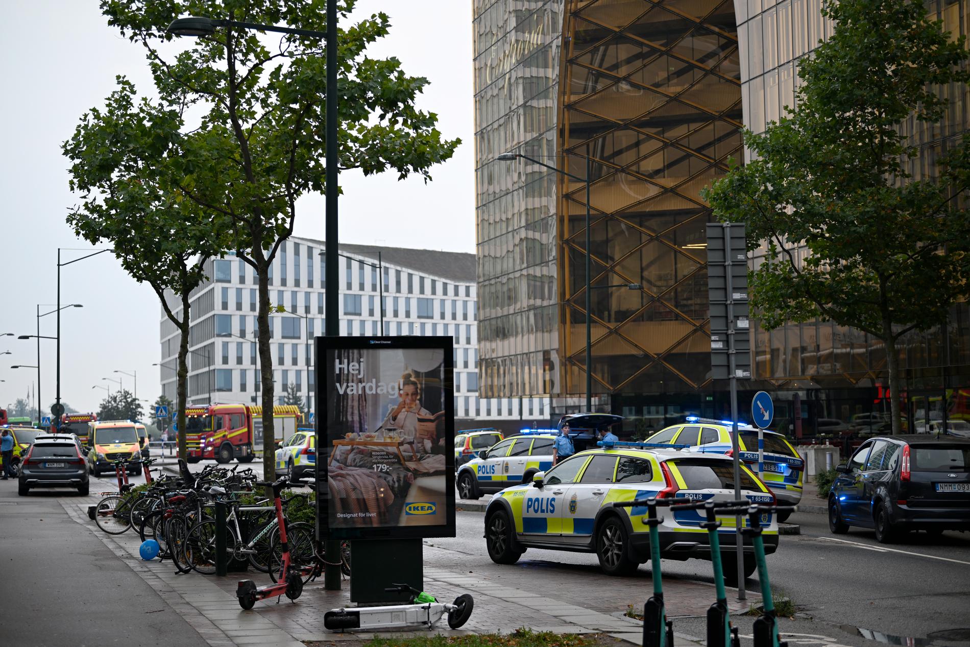 Flera polispatruller utanför köpcentrumet Emporia i Malmö.
