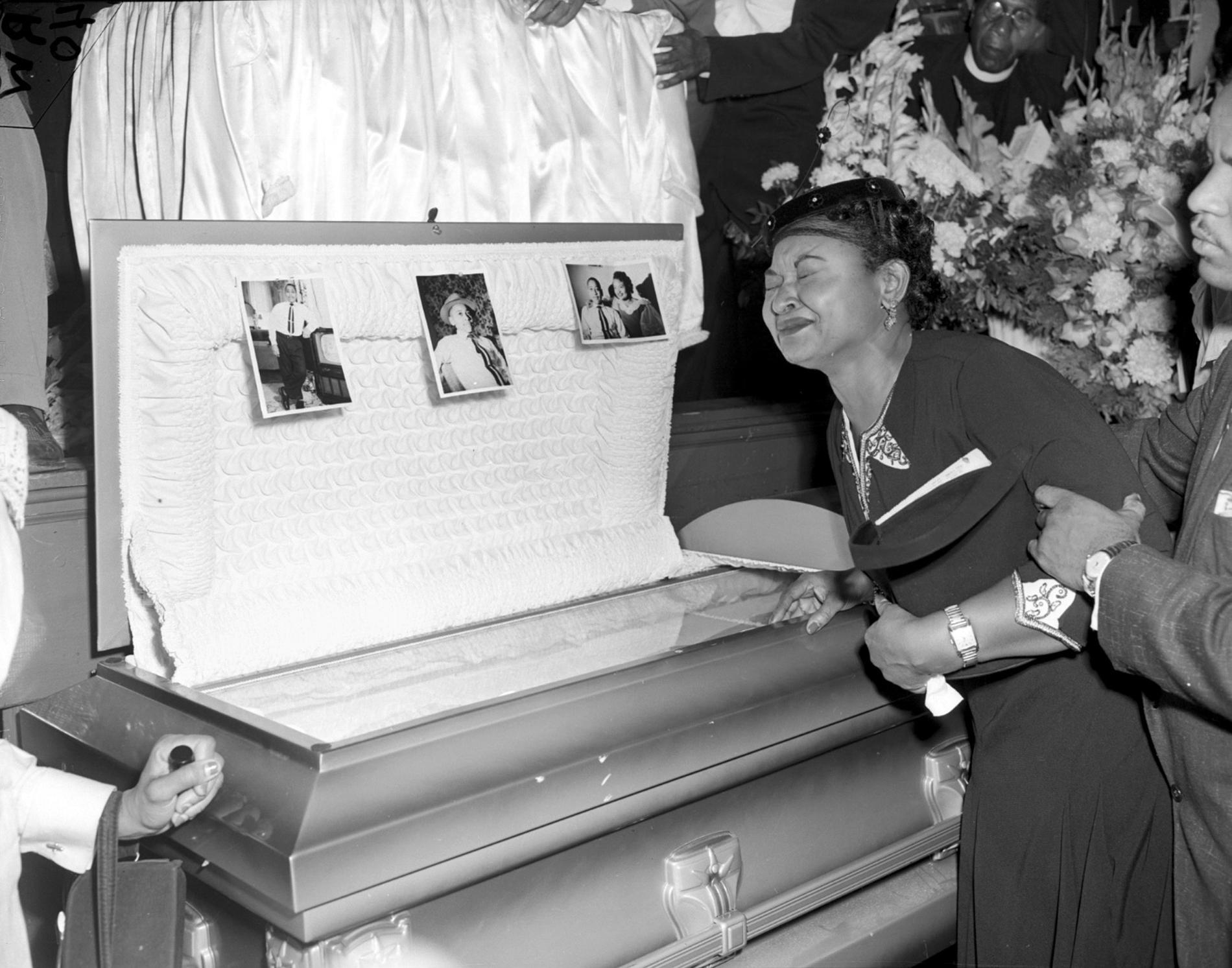 Emmett Tills mamma Mamie Till vid sin sons kista under begravningen i Chicago i september 1955.