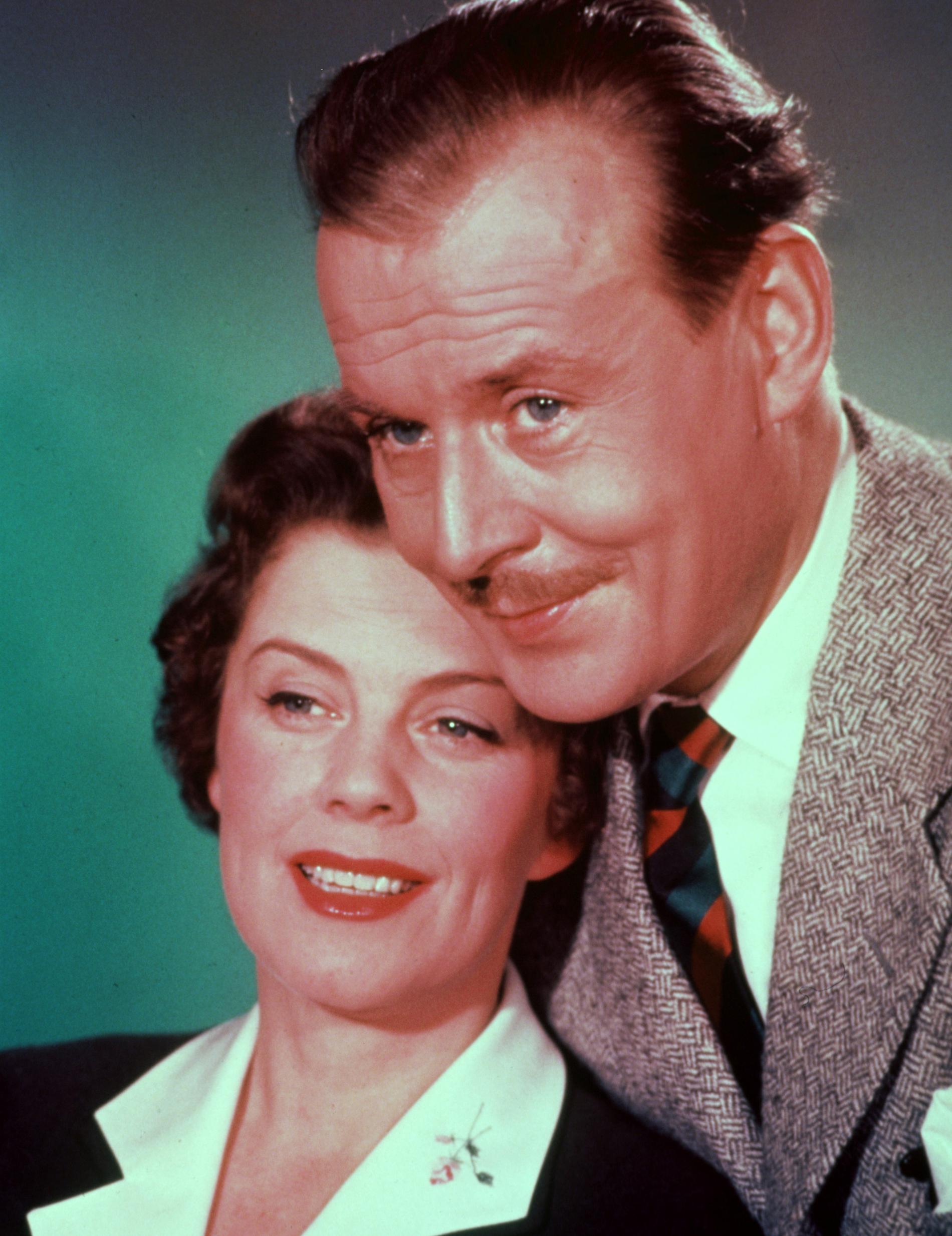 1957 Hasse Ekman regisserade inte bara. I hans film ”Med glorian på sned” hade Ekman en av filmens roller och fick då själv spela mot Sickan.