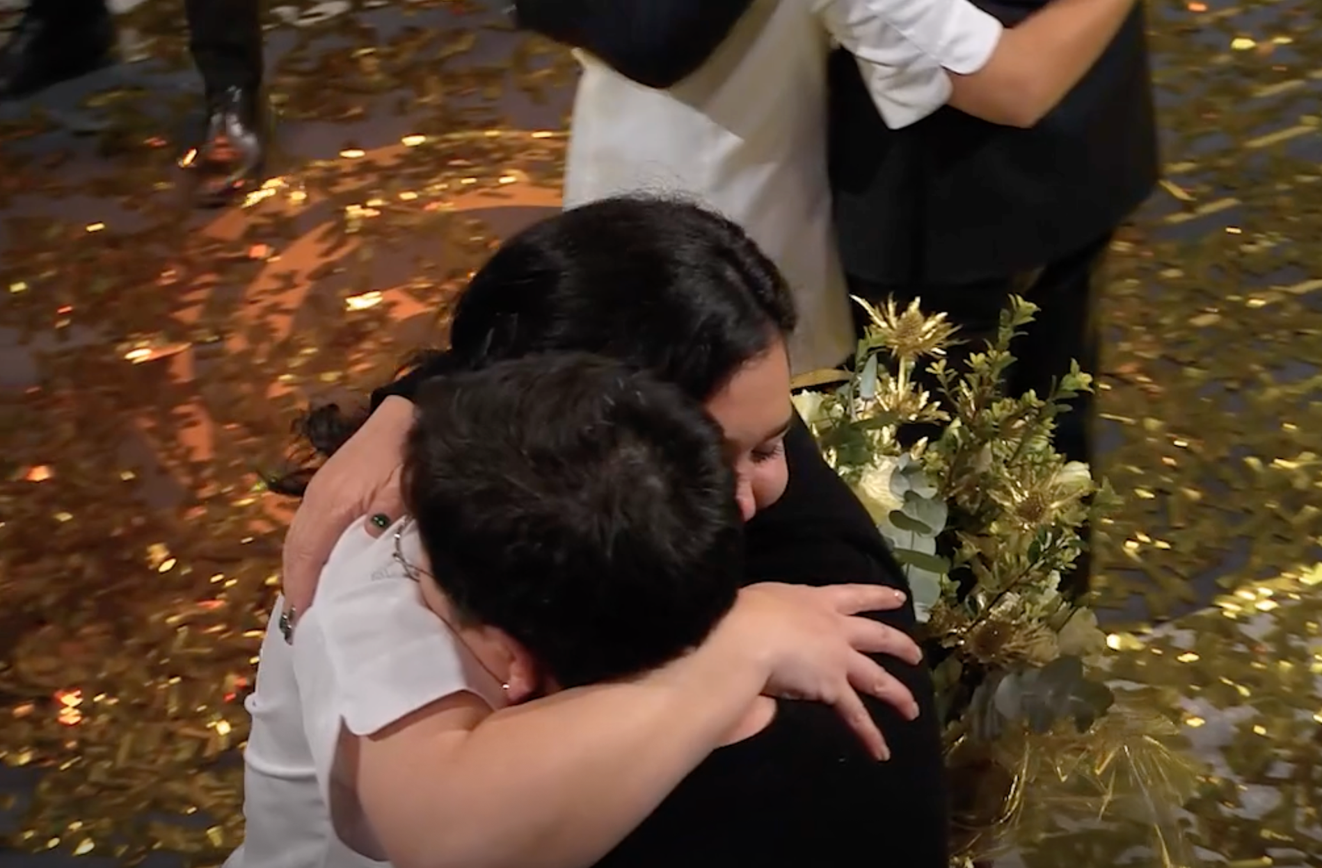 Nazuk Turdieva kramar om sin mamma efter vinsten. 