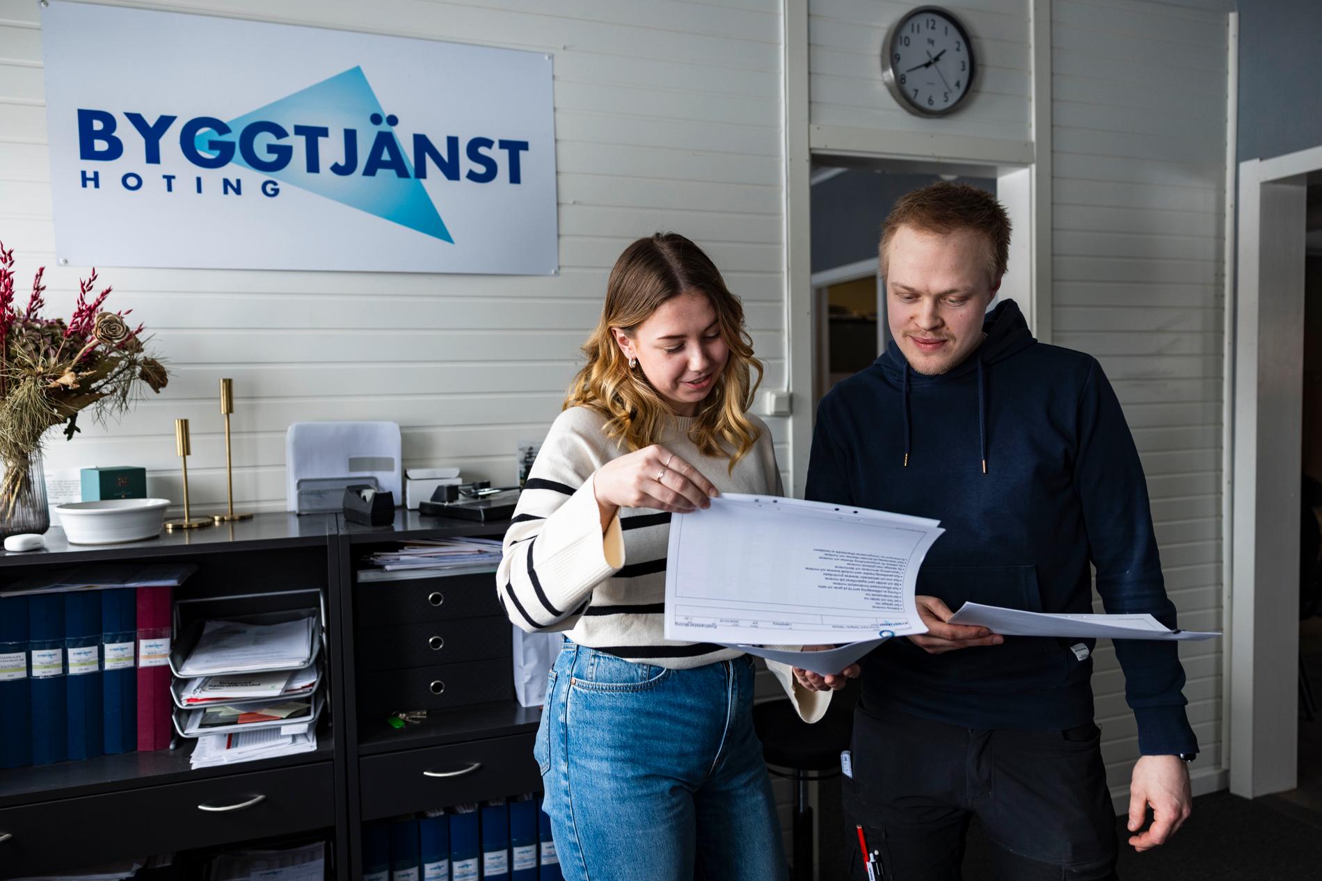 Josefine Olofsson och Erik Palmqvist driver Byggtjänst i Hoting tillsammans.