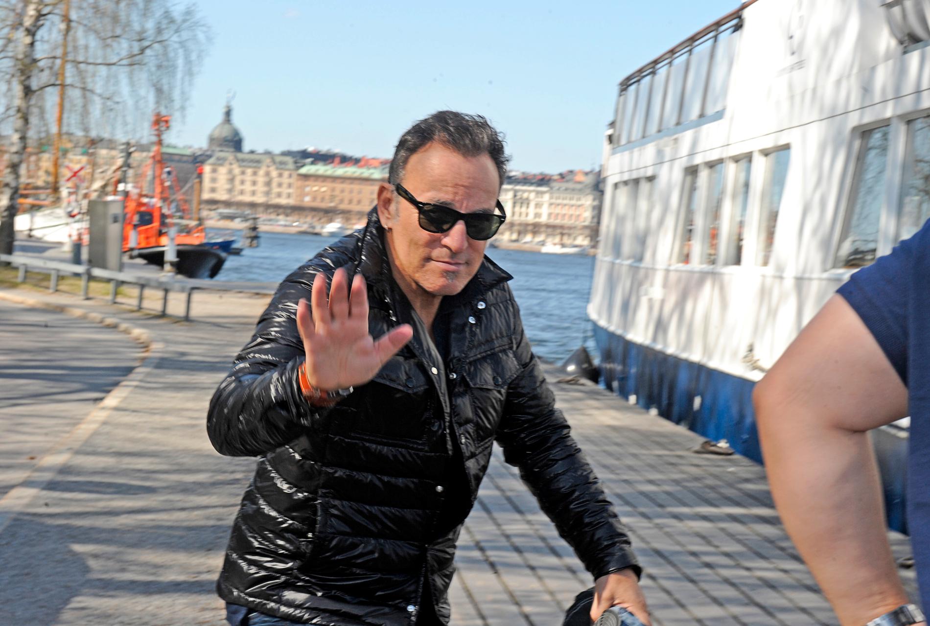 Springsteen vinkade till fansen på väg till måndagens båttur i Stockholm.