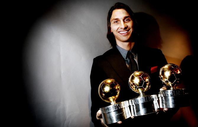 På senhösten 2008 bärgade Zlatan sin tredje guldboll. Här poserar han med sina tre bollar.