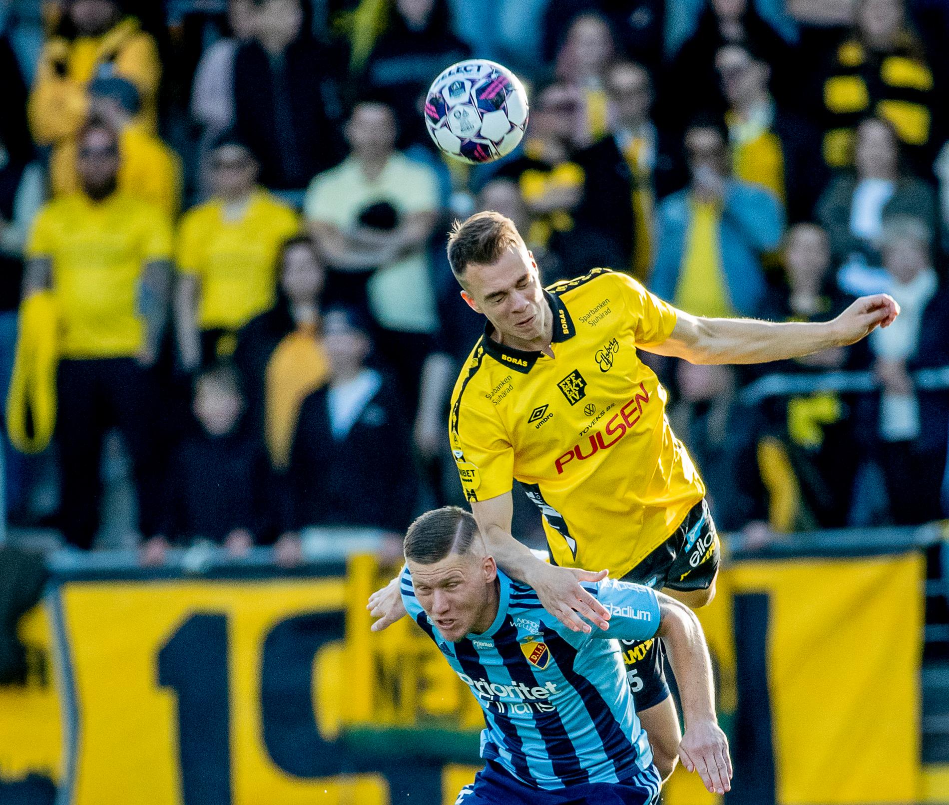 Elfsborgs Leo Väisänen når högre än Djurgårdens Victor Edvardsen på Borås arena.