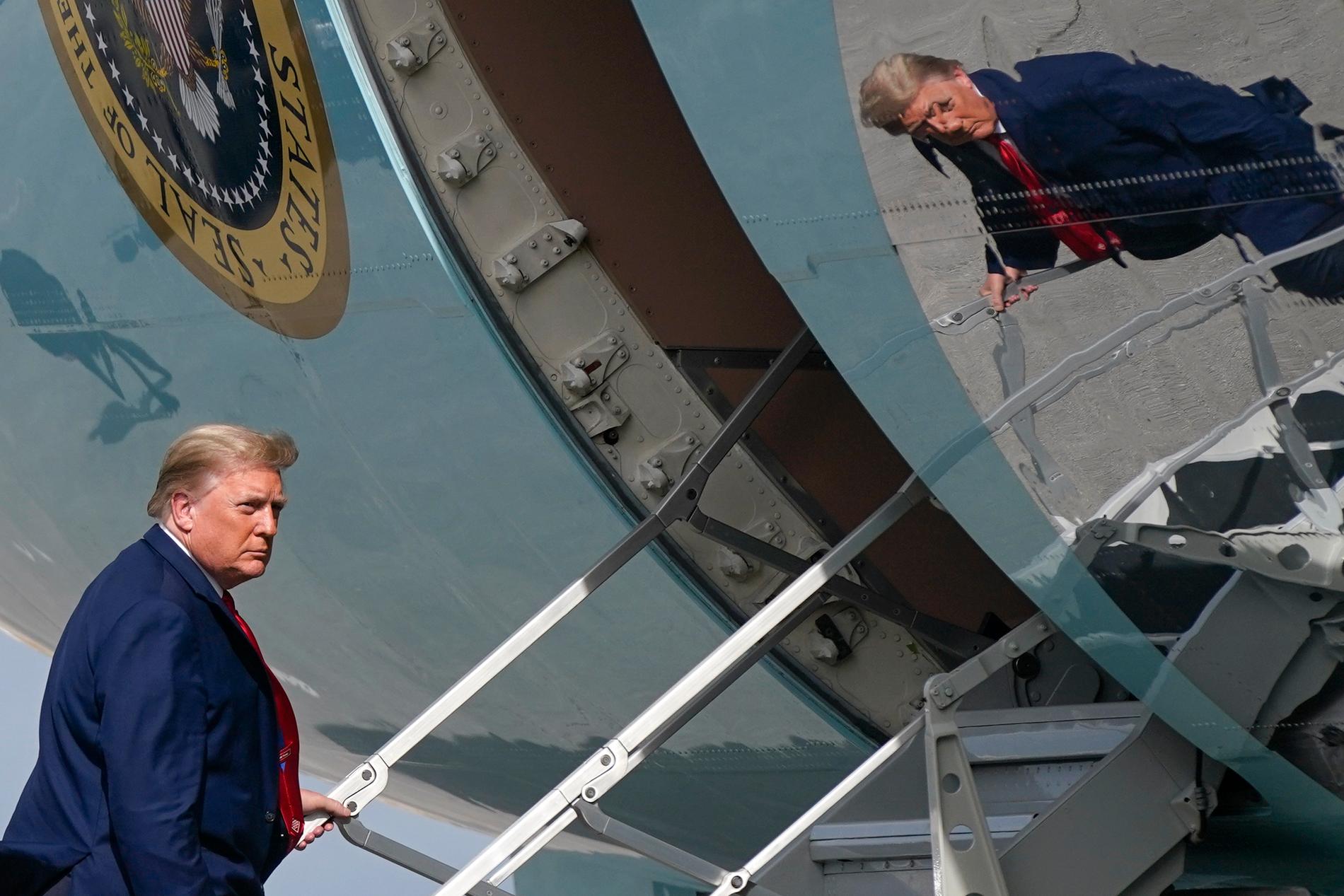 USA:s avgående president Donald Trump då han gick ombord presidentflyget Air Force One på väg tillbaka till Washington från sin semesteranläggning Mar-a-Lago på nyårsafton.